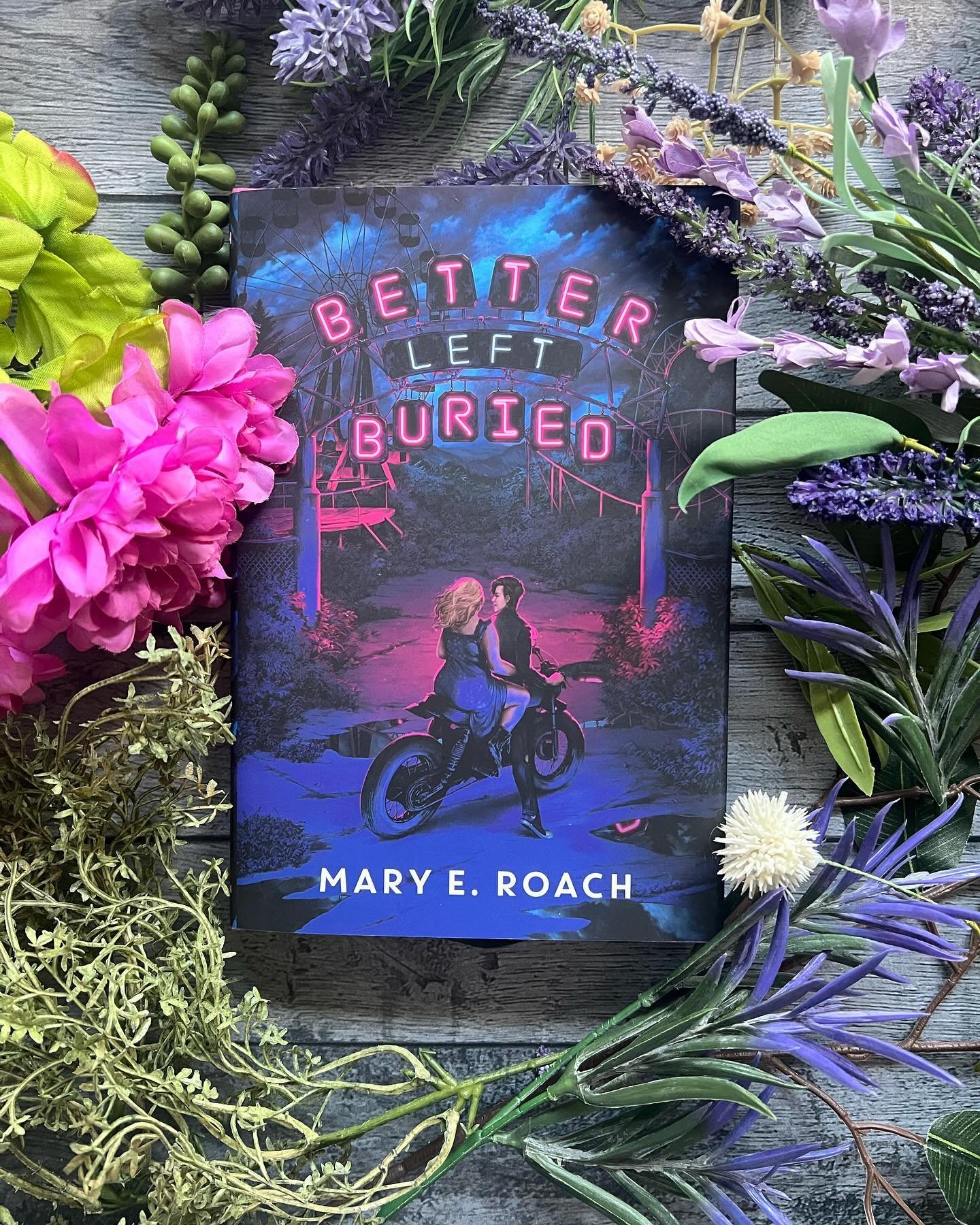 Cannot wait to start this one soon! Just LOOK at that cover!! 🖤😍