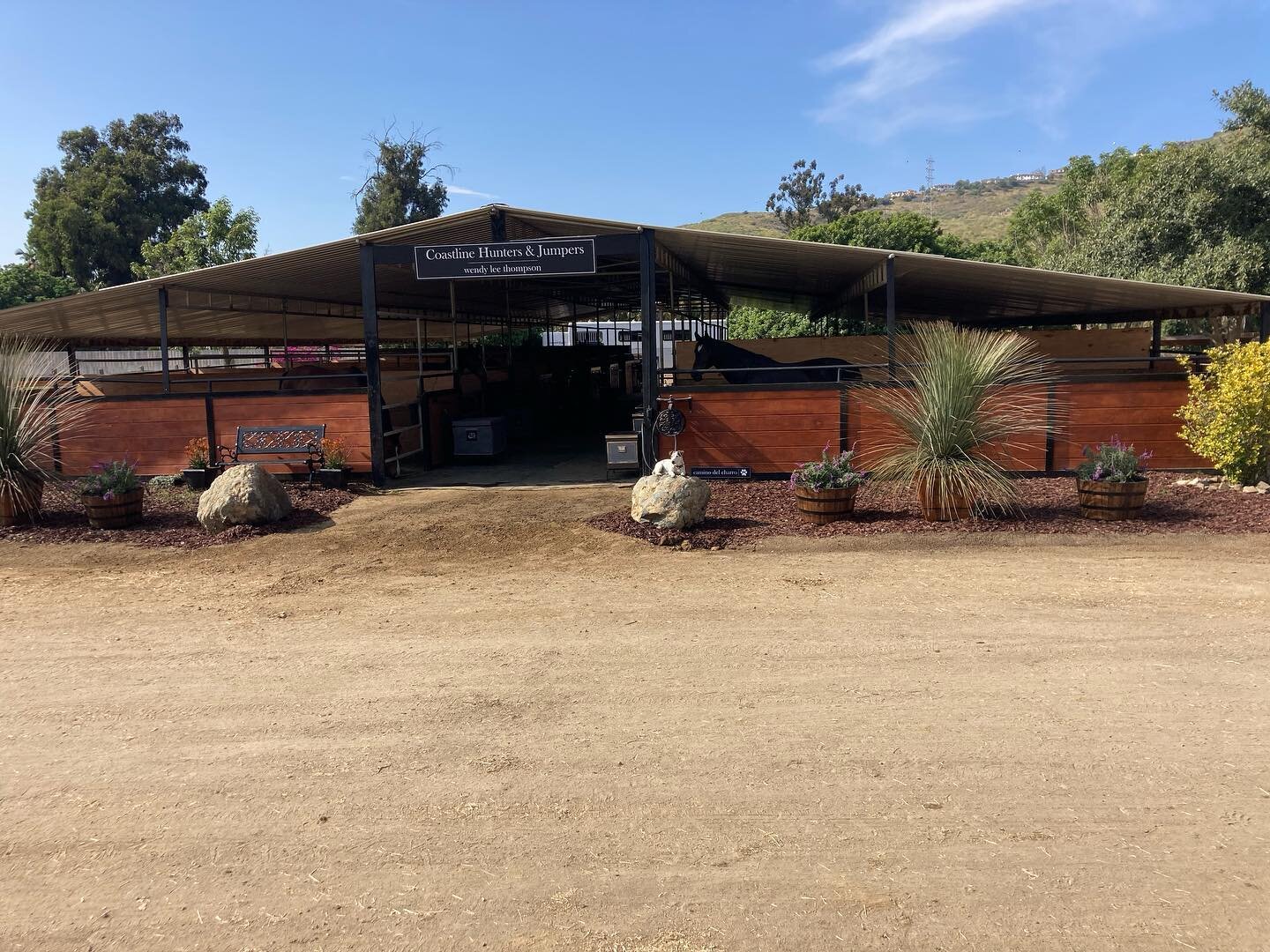 It&rsquo;s a beautiful day at Rancho Cielo Equestrian 💕💕💕grateful for all of the help and hard work from everyone to make our space beautiful. #silverlining #blessings #teamwork #gratitude #care #goodvibes dedication#Charro#peaceful#happyhorses #t