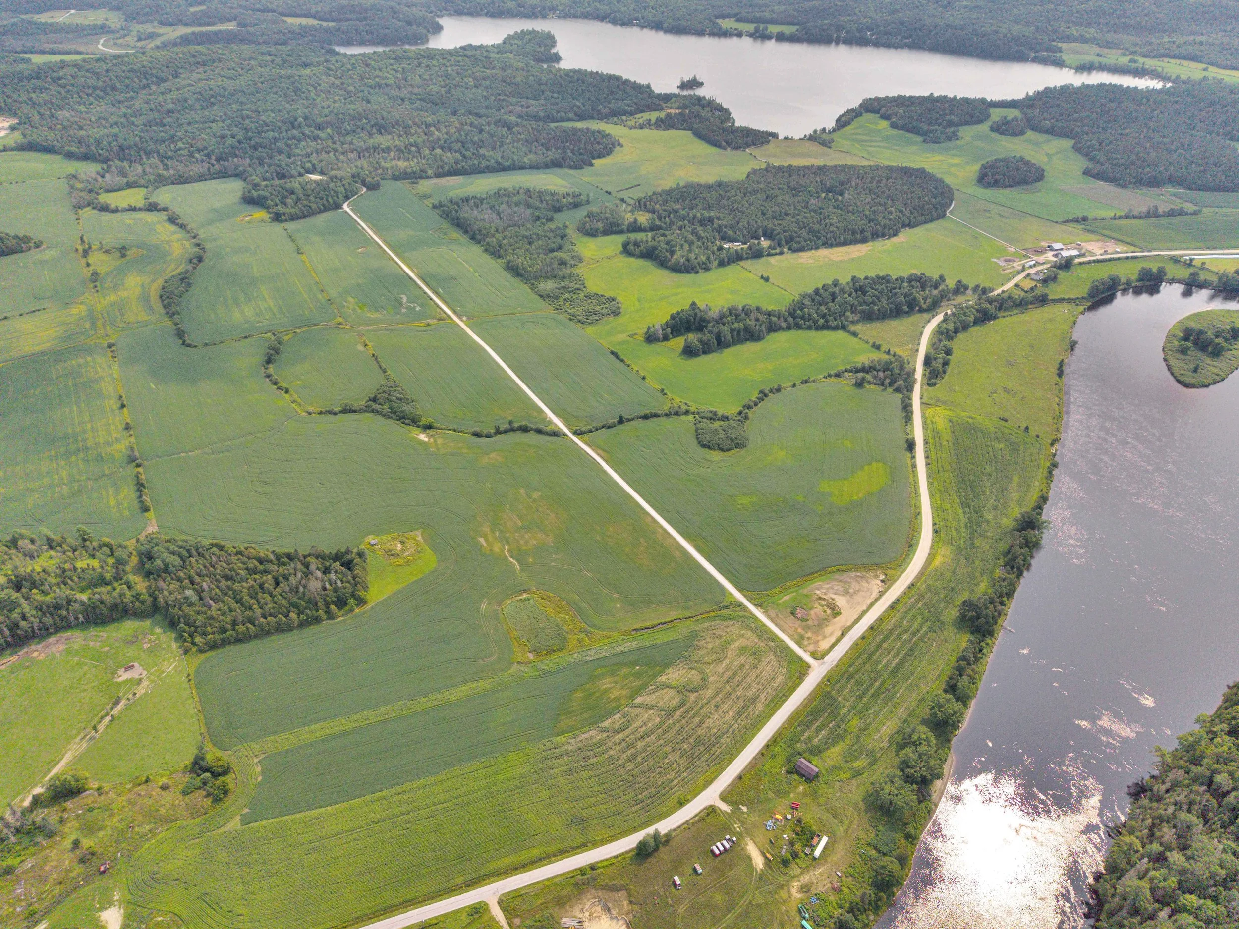 Service de photographie immobilière professionnelle à Bouchette et dans la Vallée-de-la-Gatineau. Photos HDR haute définition, prises de vue par drone et visites virtuelles pour valoriser vos propriétés et accélérer vos ventes. Réservez votre séance 