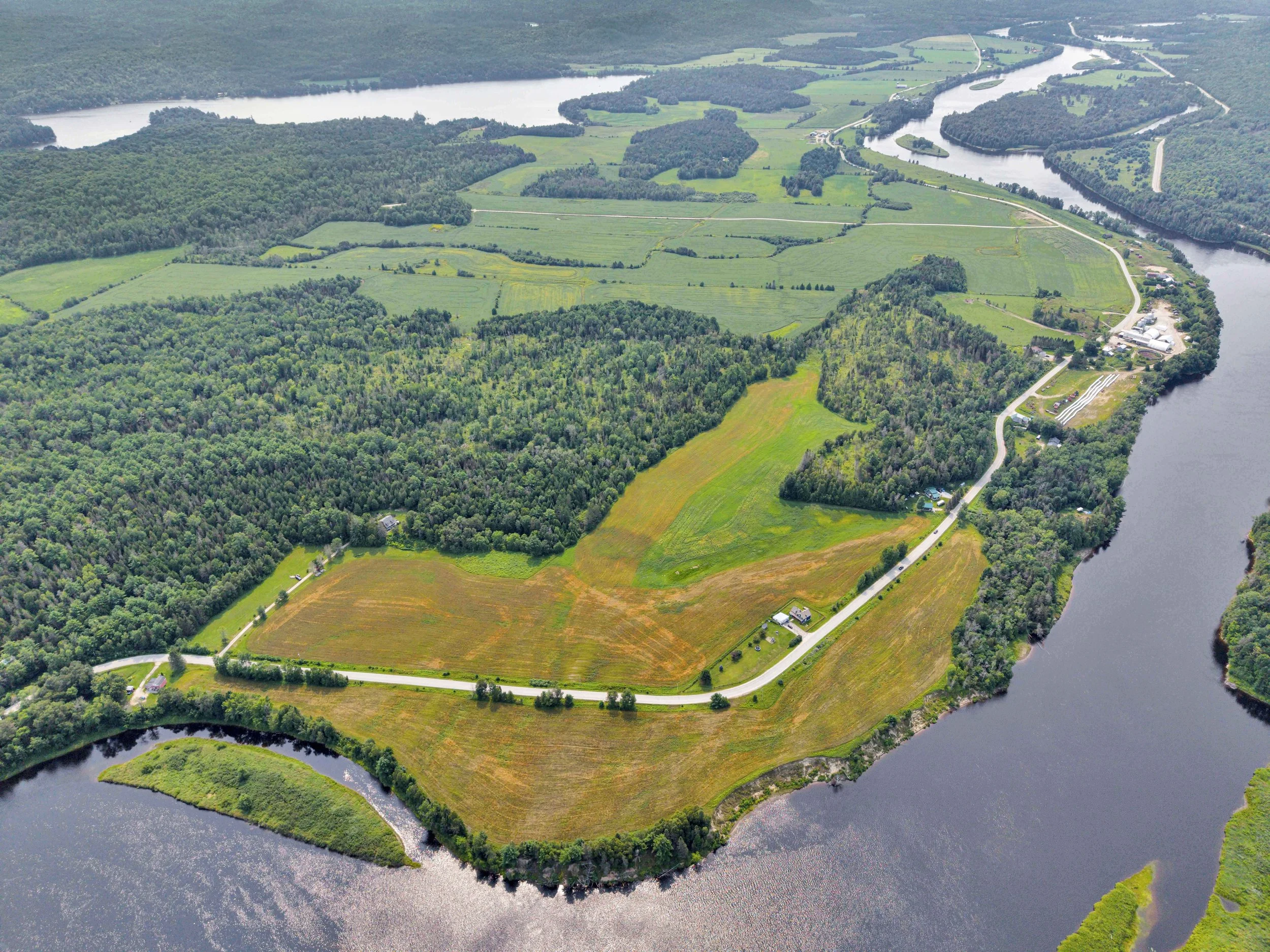 Service de photographie immobilière professionnelle à Bouchette et dans la Vallée-de-la-Gatineau. Photos HDR haute définition, prises de vue par drone et visites virtuelles pour valoriser vos propriétés et accélérer vos ventes. Réservez votre séance 