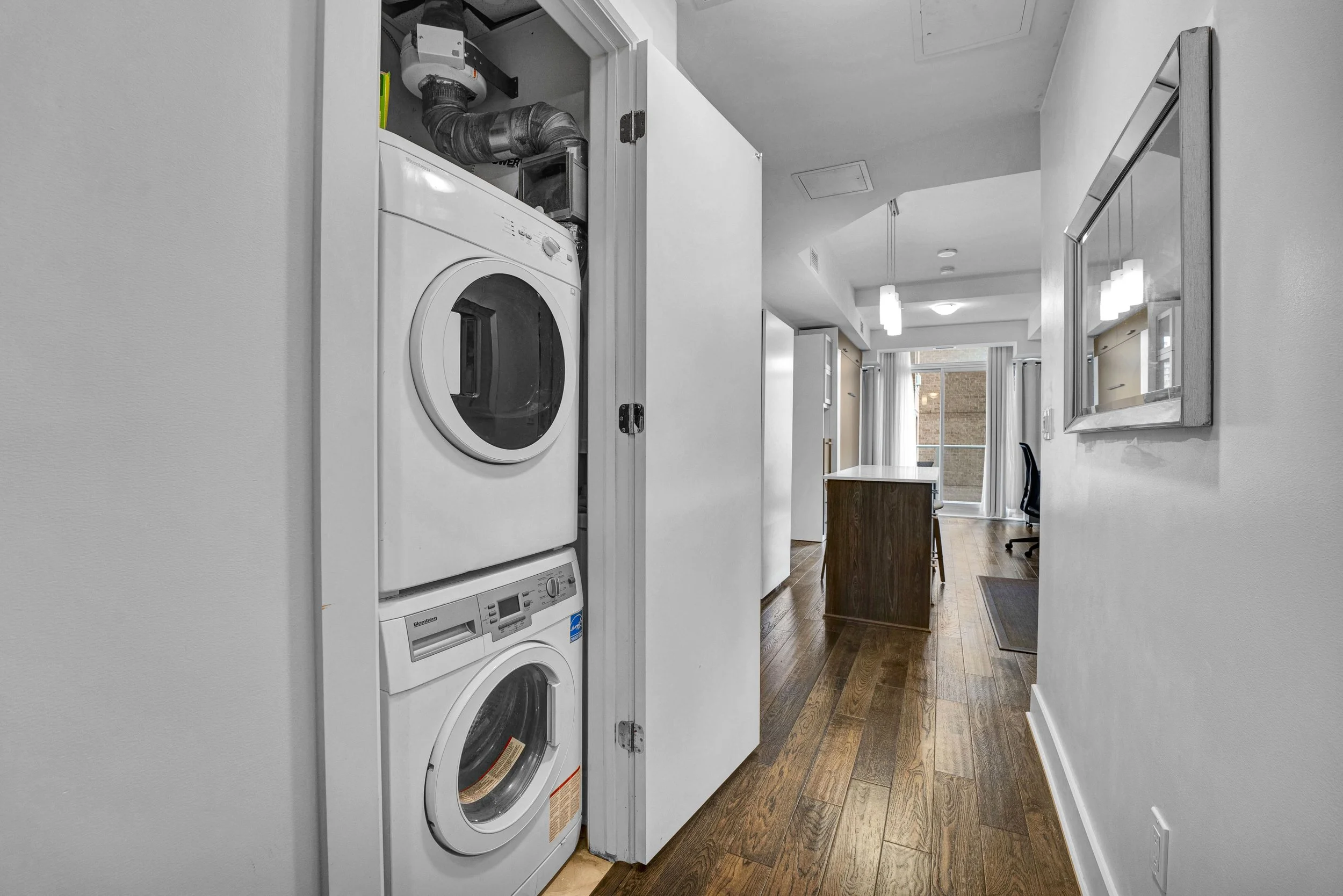 255-bay-street-unit-309-foyer-laundry