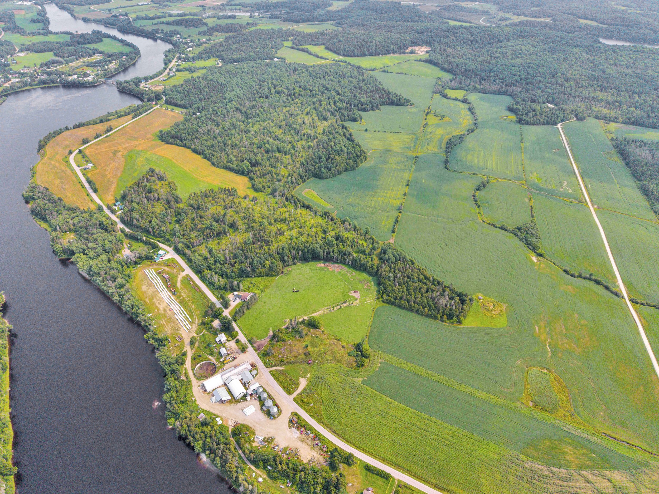 Service de photographie immobilière professionnelle à Bouchette et dans la Vallée-de-la-Gatineau. Photos HDR haute définition, prises de vue par drone et visites virtuelles pour valoriser vos propriétés et accélérer vos ventes. Réservez votre séance 