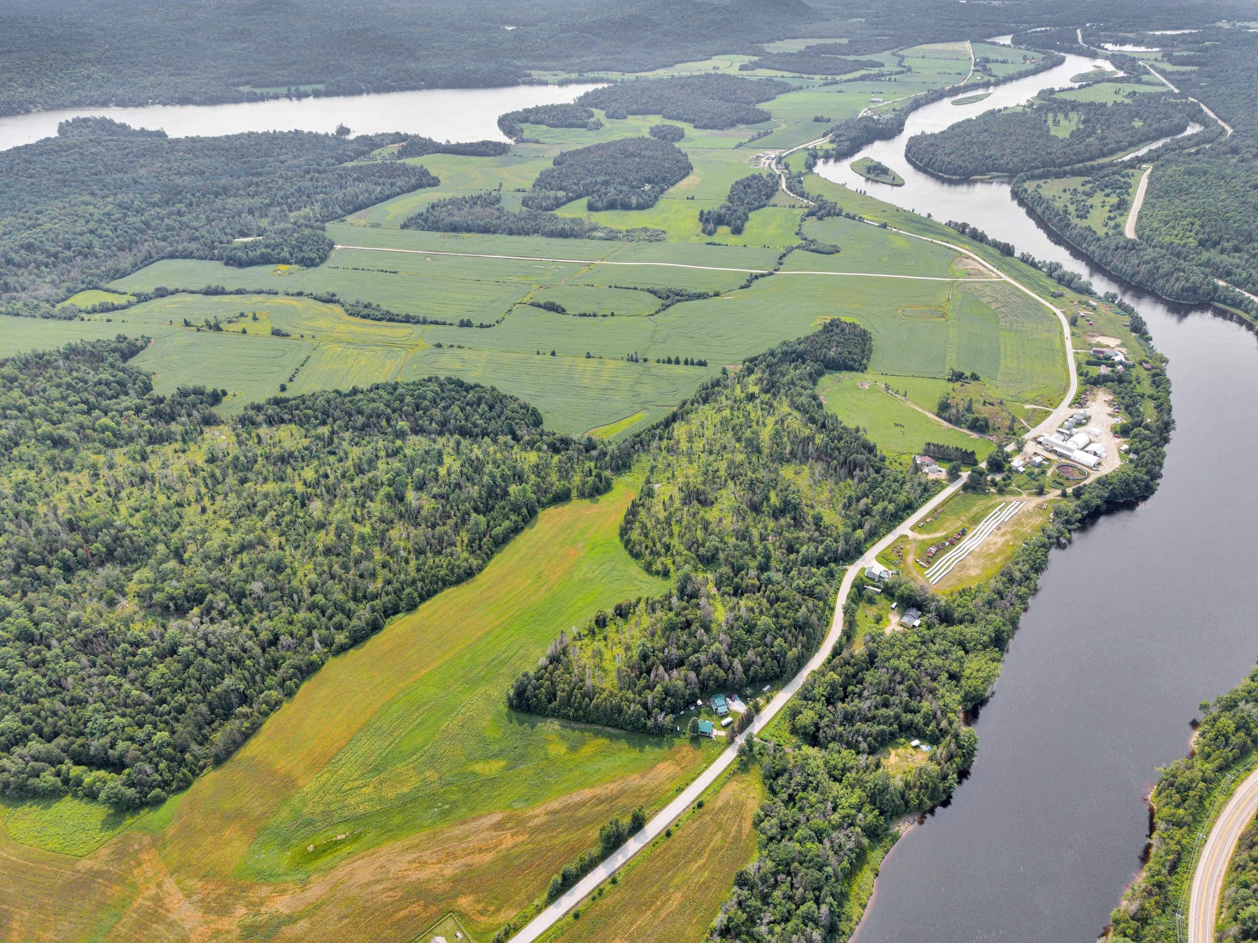 Service de photographie immobilière professionnelle à Bouchette et dans la Vallée-de-la-Gatineau. Photos HDR haute définition, prises de vue par drone et visites virtuelles pour valoriser vos propriétés et accélérer vos ventes. Réservez votre séance 