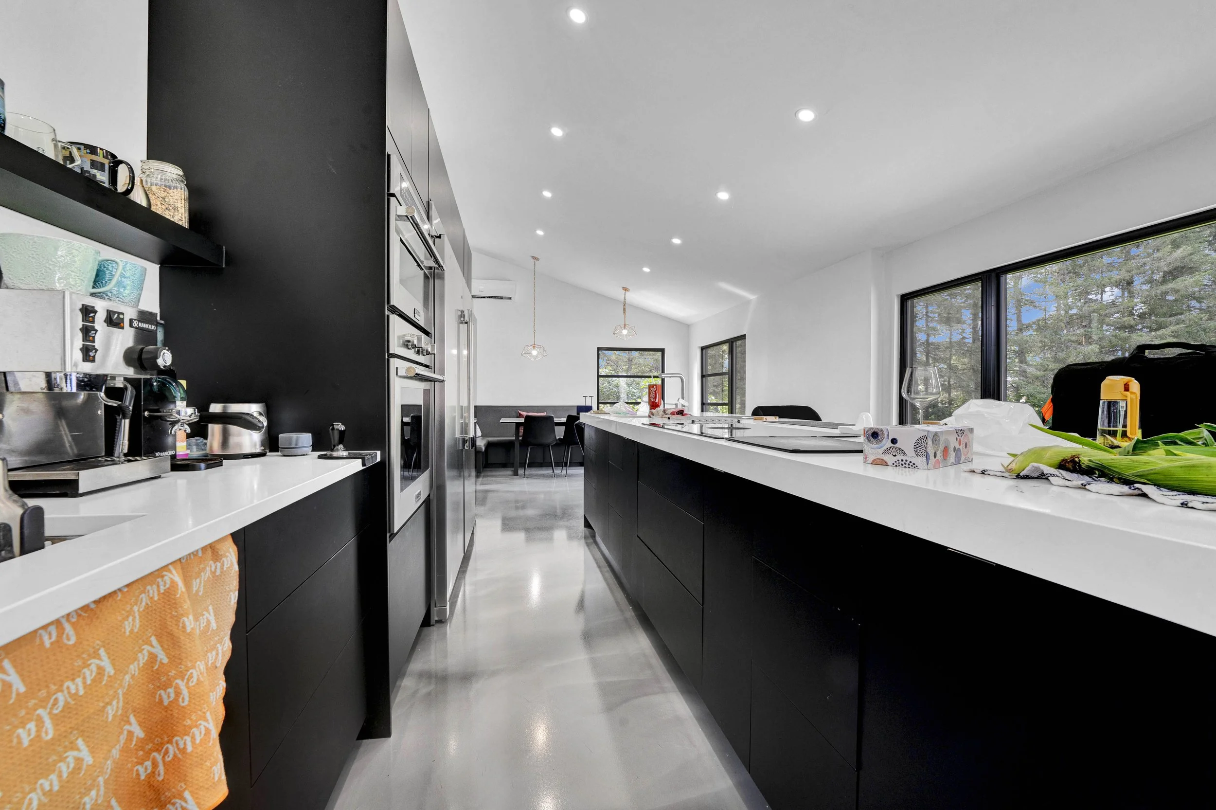 Service de photographie immobilière professionnelle à Bouchette et dans la Vallée-de-la-Gatineau. Photos HDR haute définition, prises de vue par drone et visites virtuelles pour valoriser vos propriétés et accélérer vos ventes. Réservez votre séance 