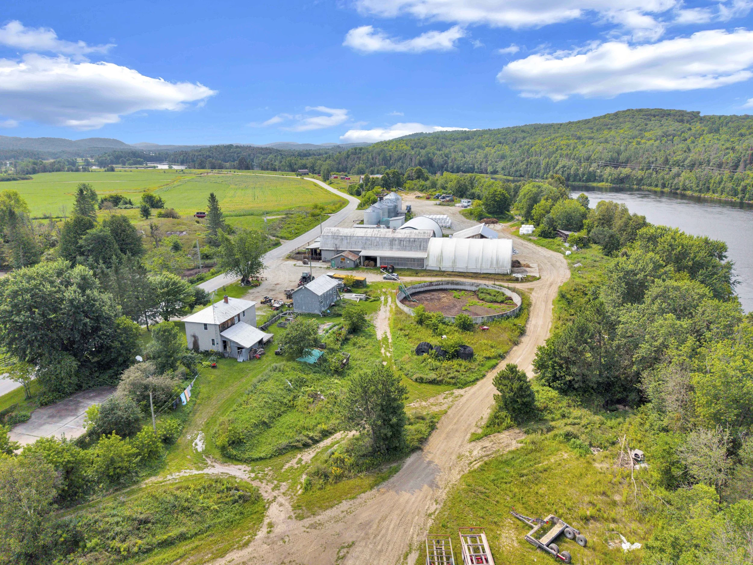 Service de photographie immobilière professionnelle à Bouchette et dans la Vallée-de-la-Gatineau. Photos HDR haute définition, prises de vue par drone et visites virtuelles pour valoriser vos propriétés et accélérer vos ventes. Réservez votre séance 