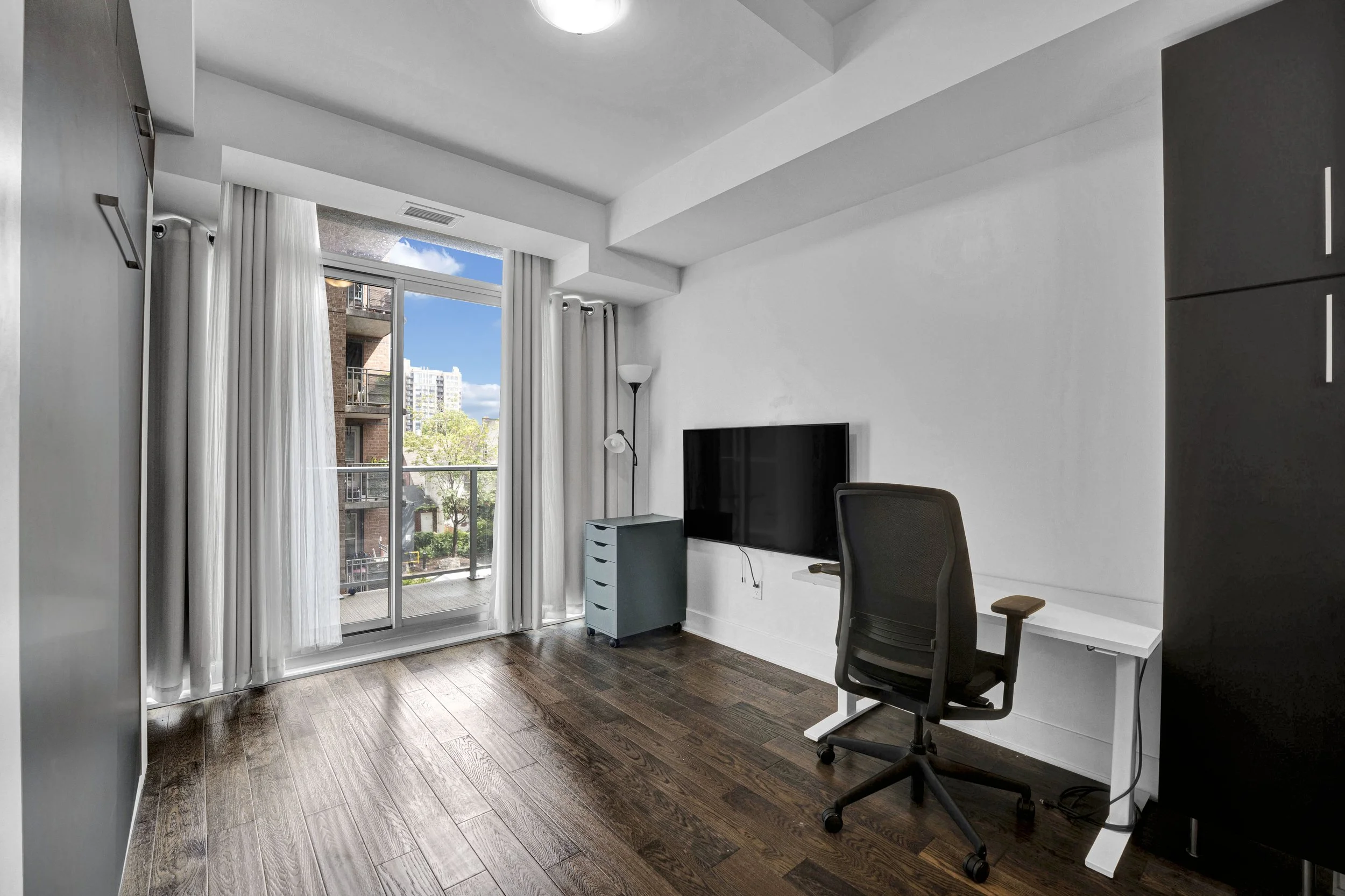 255-bay-street-unit-309-living-room
