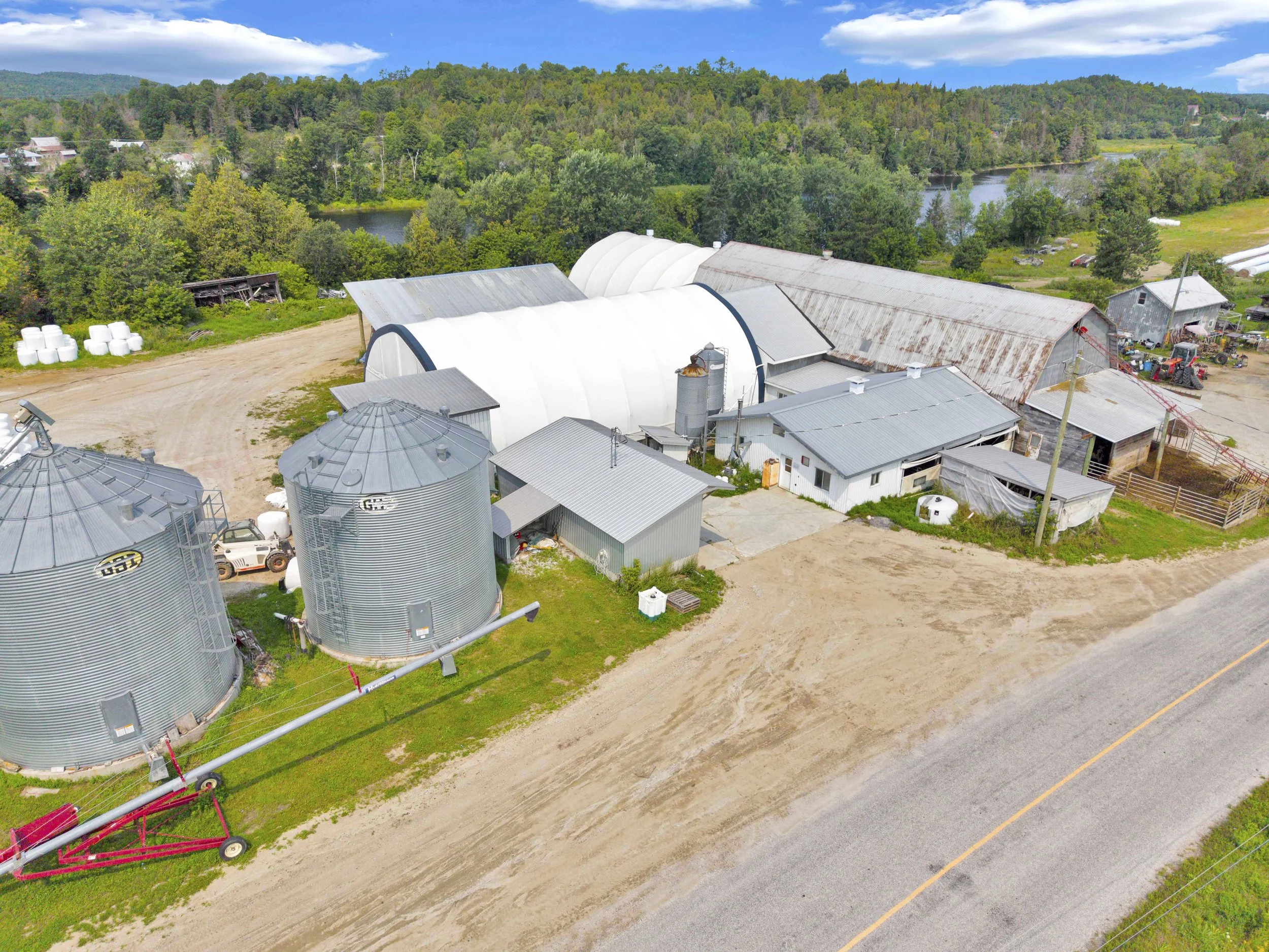 Service de photographie immobilière professionnelle à Bouchette et dans la Vallée-de-la-Gatineau. Photos HDR haute définition, prises de vue par drone et visites virtuelles pour valoriser vos propriétés et accélérer vos ventes. Réservez votre séance 
