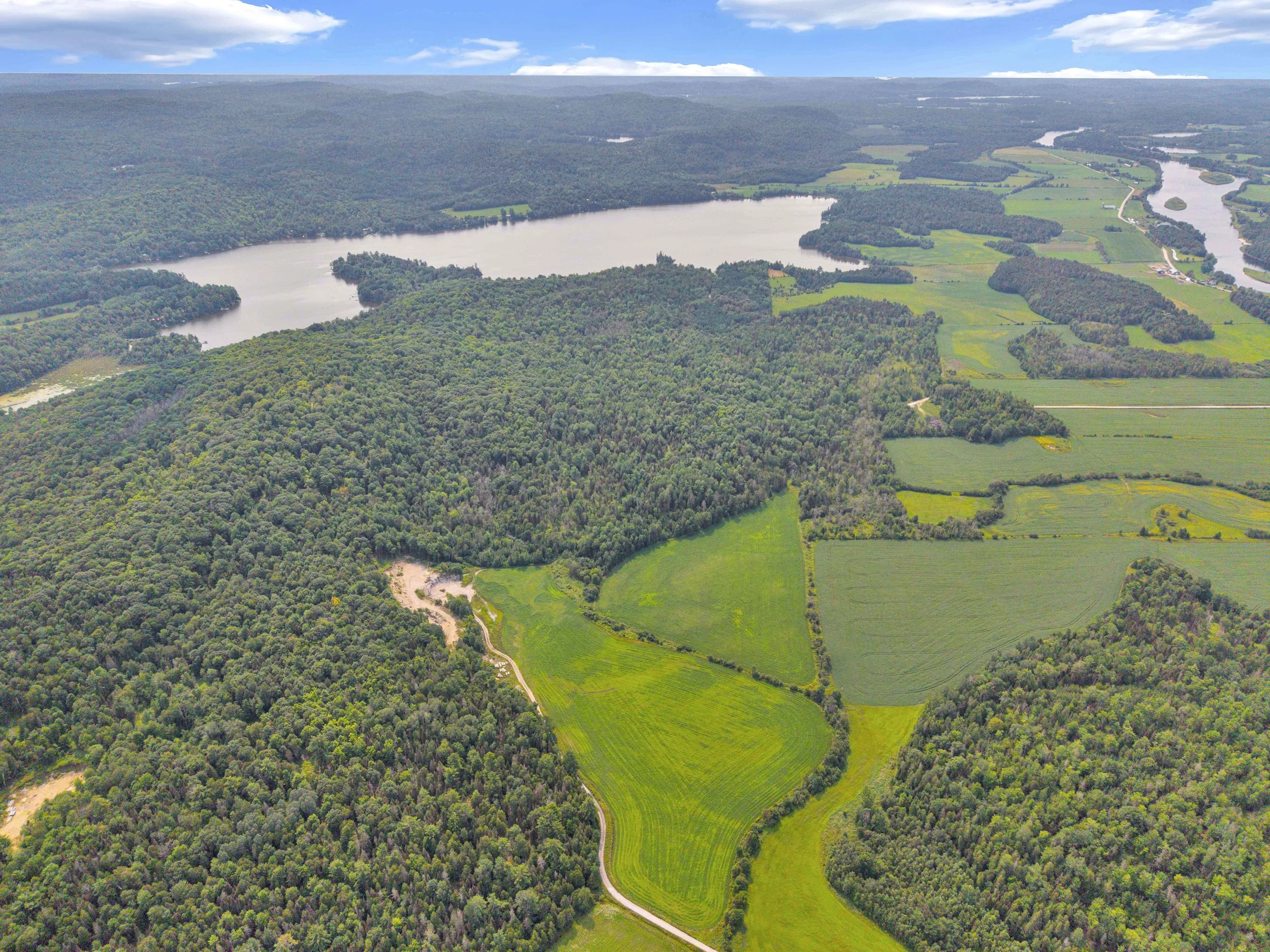 Service de photographie immobilière professionnelle à Bouchette et dans la Vallée-de-la-Gatineau. Photos HDR haute définition, prises de vue par drone et visites virtuelles pour valoriser vos propriétés et accélérer vos ventes. Réservez votre séance 