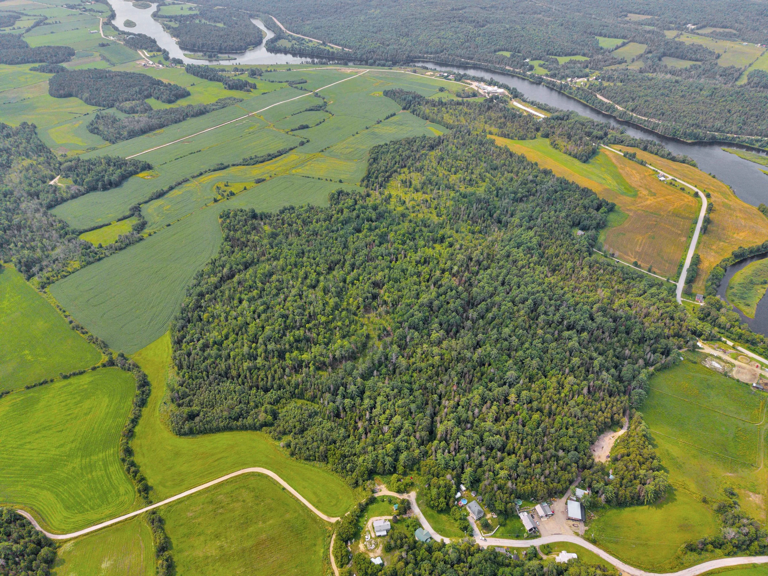 Service de photographie immobilière professionnelle à Bouchette et dans la Vallée-de-la-Gatineau. Photos HDR haute définition, prises de vue par drone et visites virtuelles pour valoriser vos propriétés et accélérer vos ventes. Réservez votre séance 