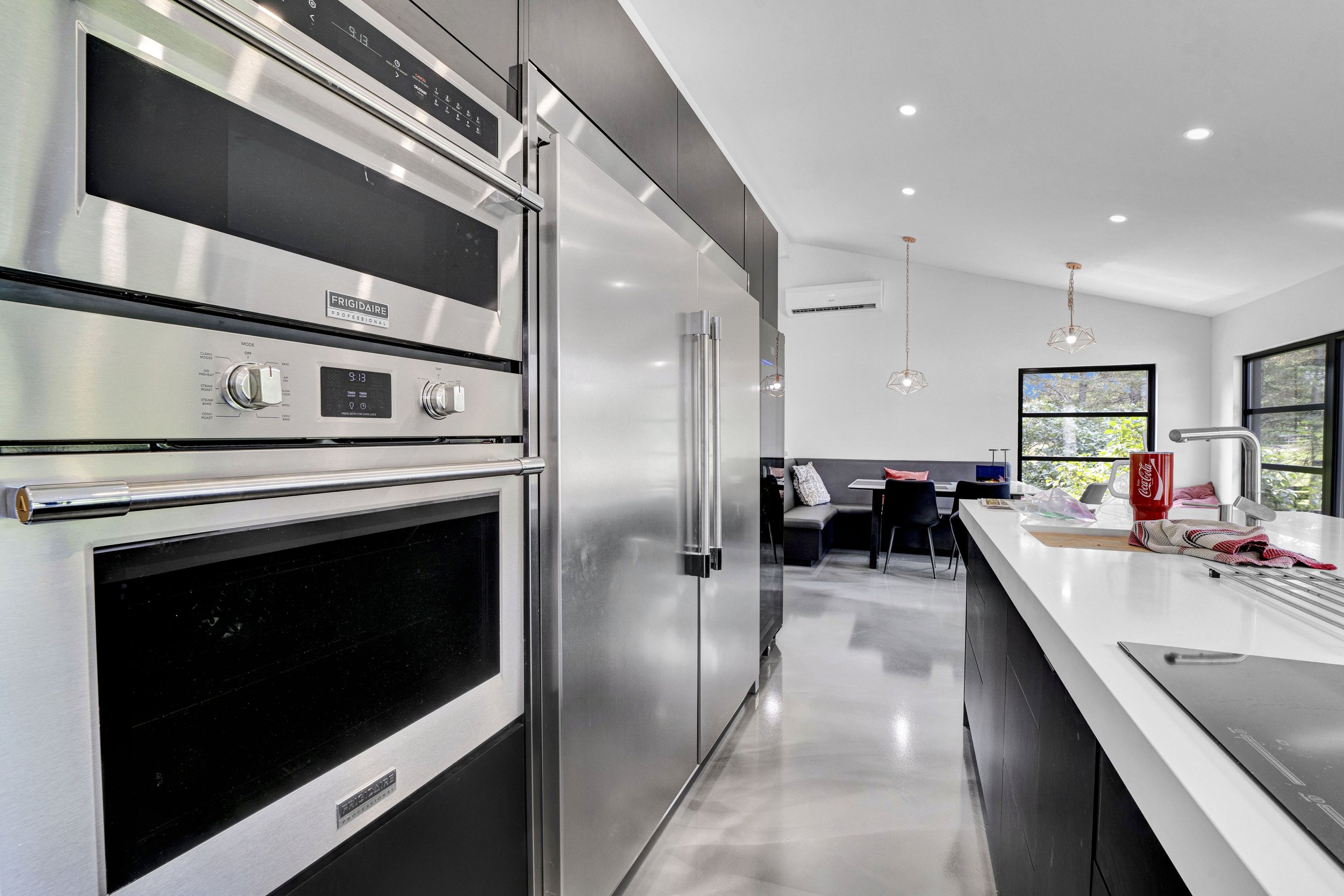 Service de photographie immobilière professionnelle à Bouchette et dans la Vallée-de-la-Gatineau. Photos HDR haute définition, prises de vue par drone et visites virtuelles pour valoriser vos propriétés et accélérer vos ventes. Réservez votre séance 