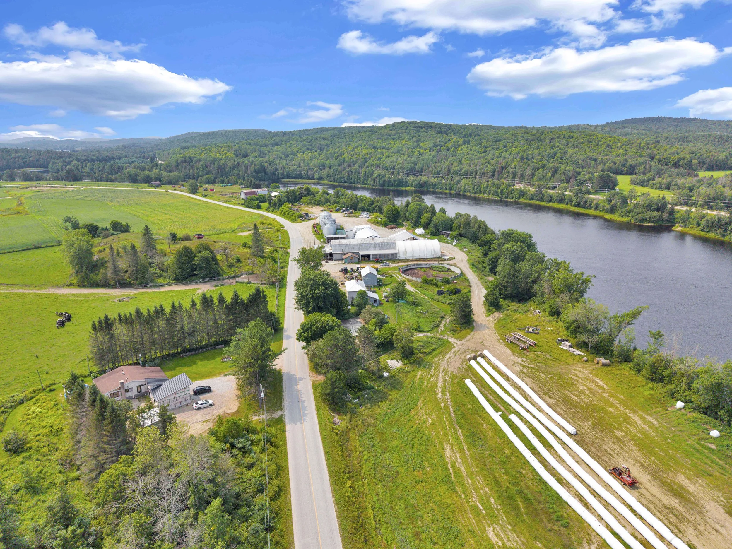Service de photographie immobilière professionnelle à Bouchette et dans la Vallée-de-la-Gatineau. Photos HDR haute définition, prises de vue par drone et visites virtuelles pour valoriser vos propriétés et accélérer vos ventes. Réservez votre séance 