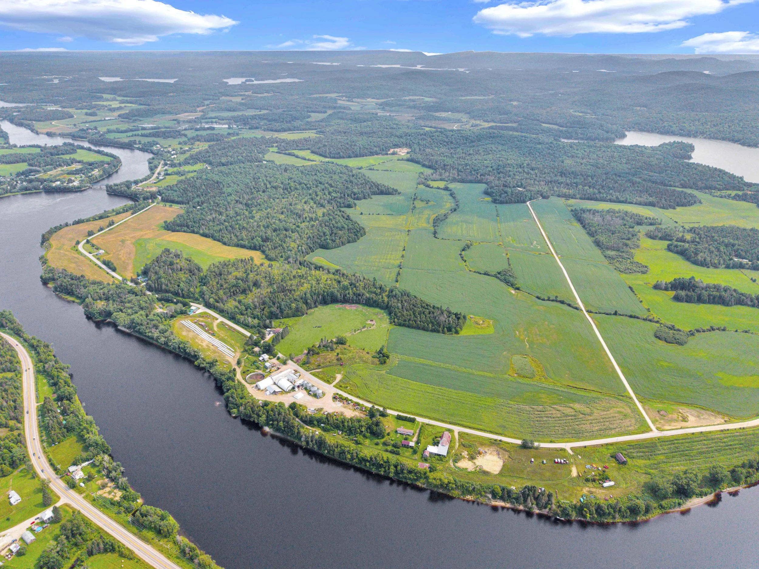 Service de photographie immobilière professionnelle à Bouchette et dans la Vallée-de-la-Gatineau. Photos HDR haute définition, prises de vue par drone et visites virtuelles pour valoriser vos propriétés et accélérer vos ventes. Réservez votre séance 