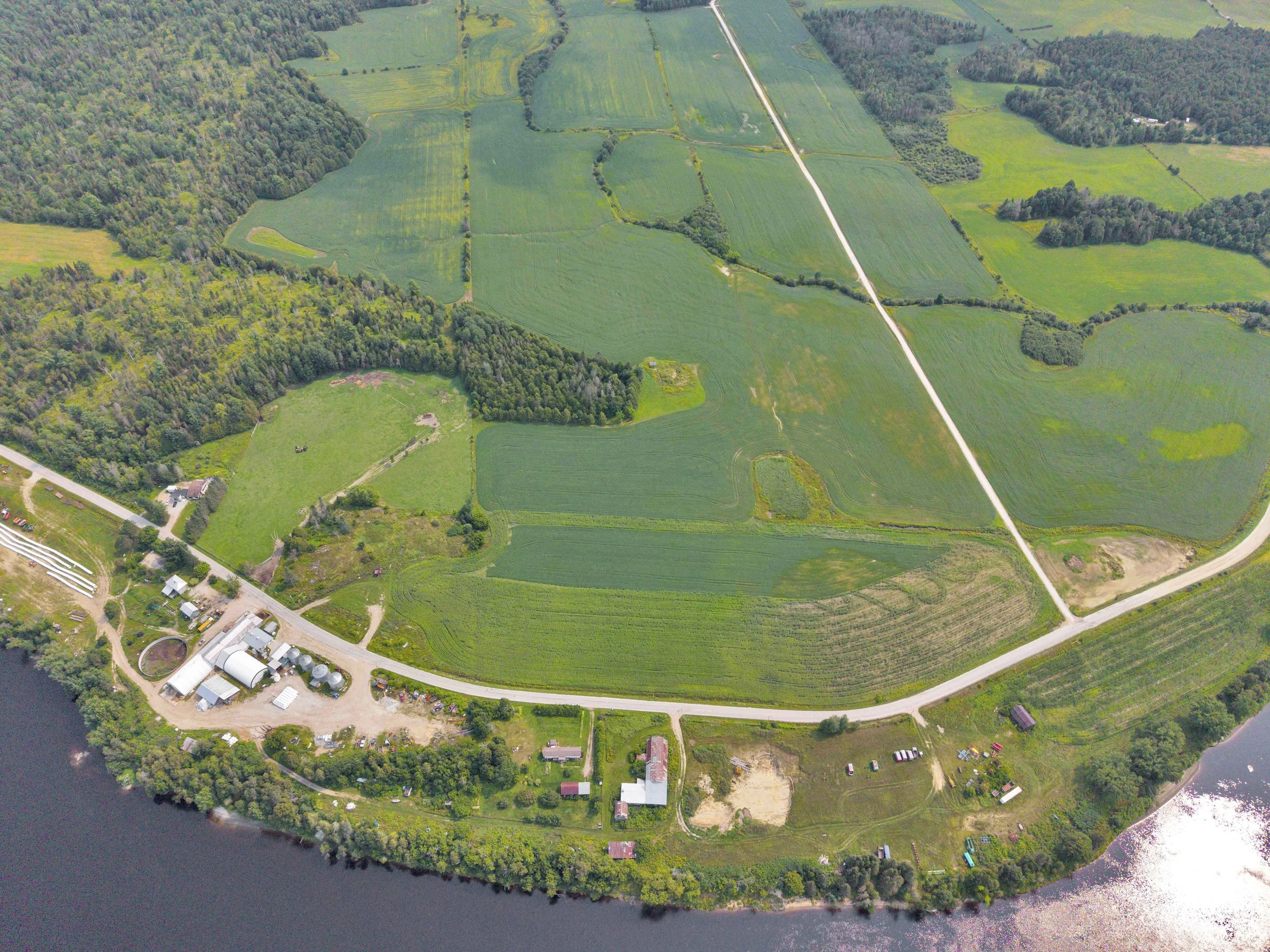 Service de photographie immobilière professionnelle à Bouchette et dans la Vallée-de-la-Gatineau. Photos HDR haute définition, prises de vue par drone et visites virtuelles pour valoriser vos propriétés et accélérer vos ventes. Réservez votre séance 