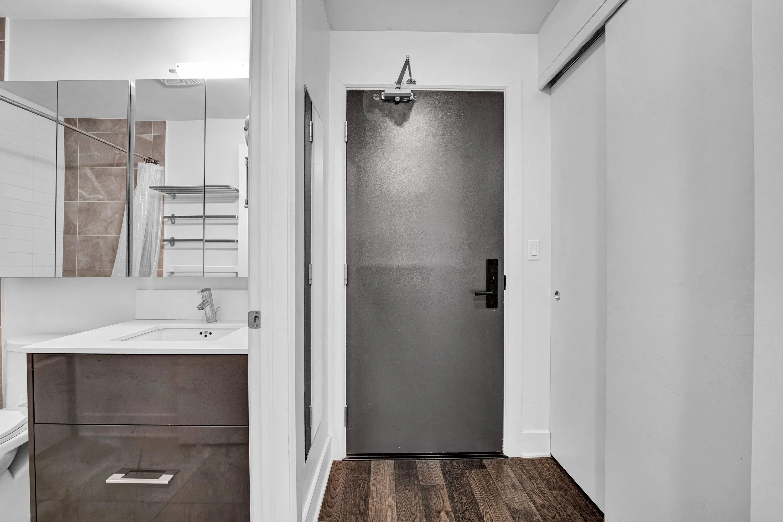 255-bay-street-unit-309-foyer