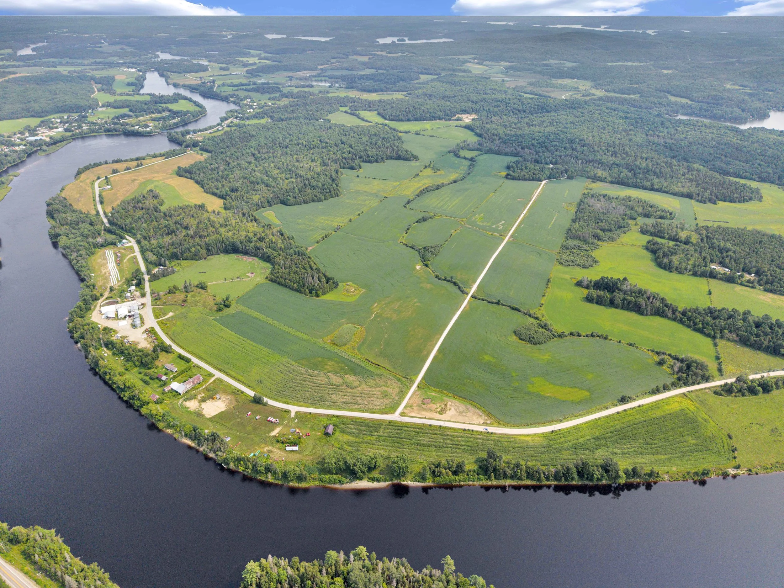 Service de photographie immobilière professionnelle à Bouchette et dans la Vallée-de-la-Gatineau. Photos HDR haute définition, prises de vue par drone et visites virtuelles pour valoriser vos propriétés et accélérer vos ventes. Réservez votre séance 