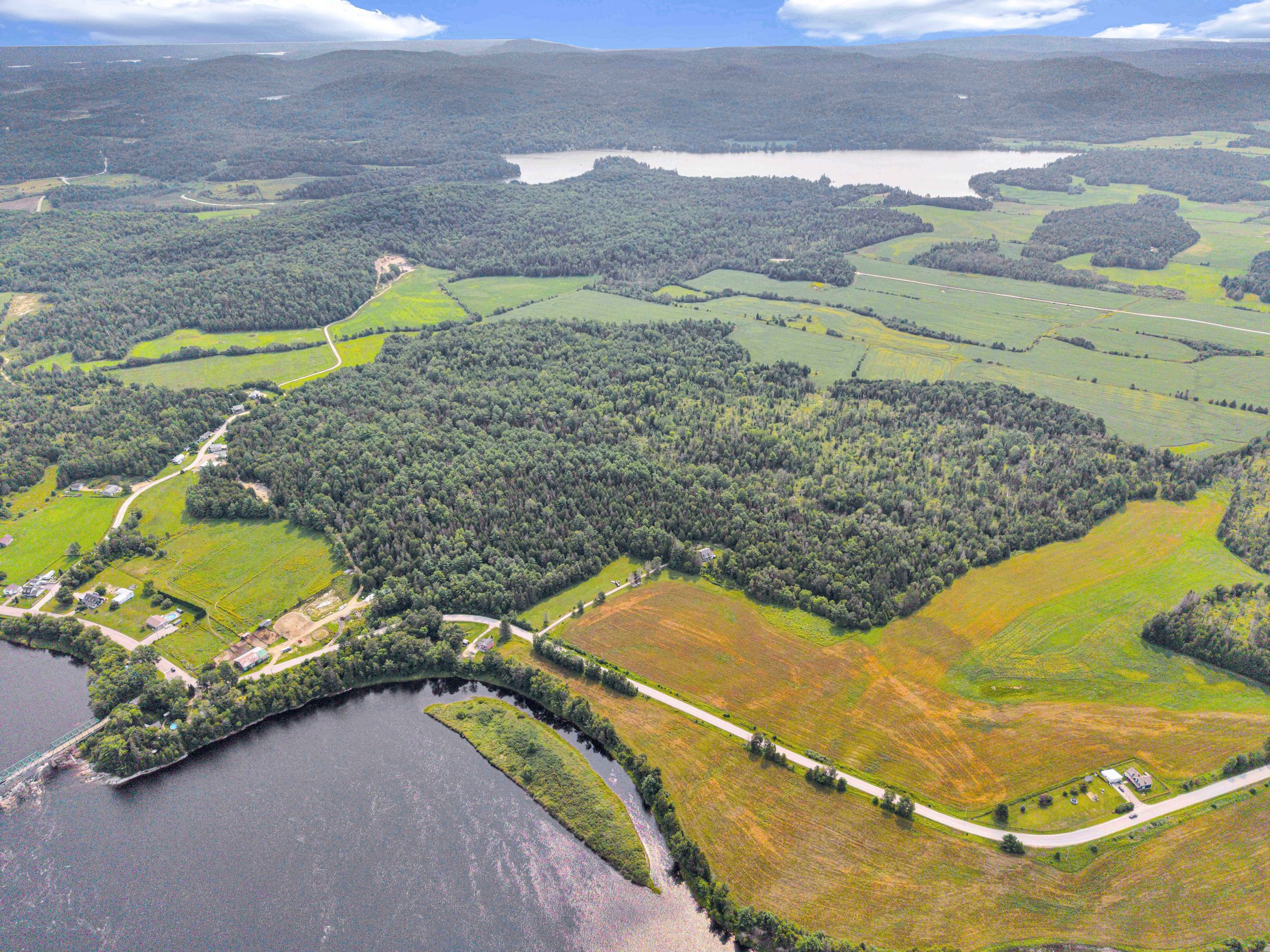 Service de photographie immobilière professionnelle à Bouchette et dans la Vallée-de-la-Gatineau. Photos HDR haute définition, prises de vue par drone et visites virtuelles pour valoriser vos propriétés et accélérer vos ventes. Réservez votre séance 