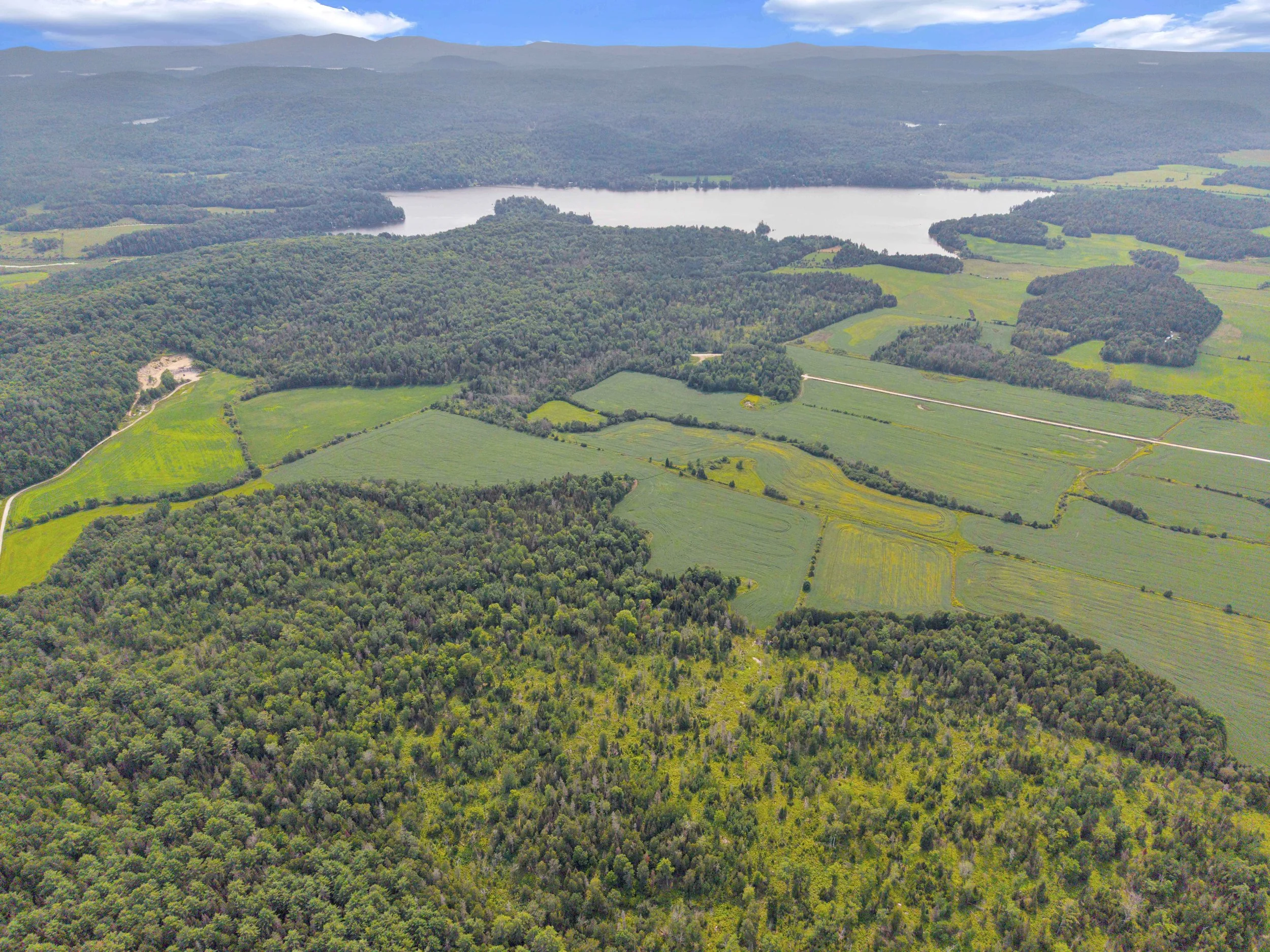 Service de photographie immobilière professionnelle à Bouchette et dans la Vallée-de-la-Gatineau. Photos HDR haute définition, prises de vue par drone et visites virtuelles pour valoriser vos propriétés et accélérer vos ventes. Réservez votre séance 