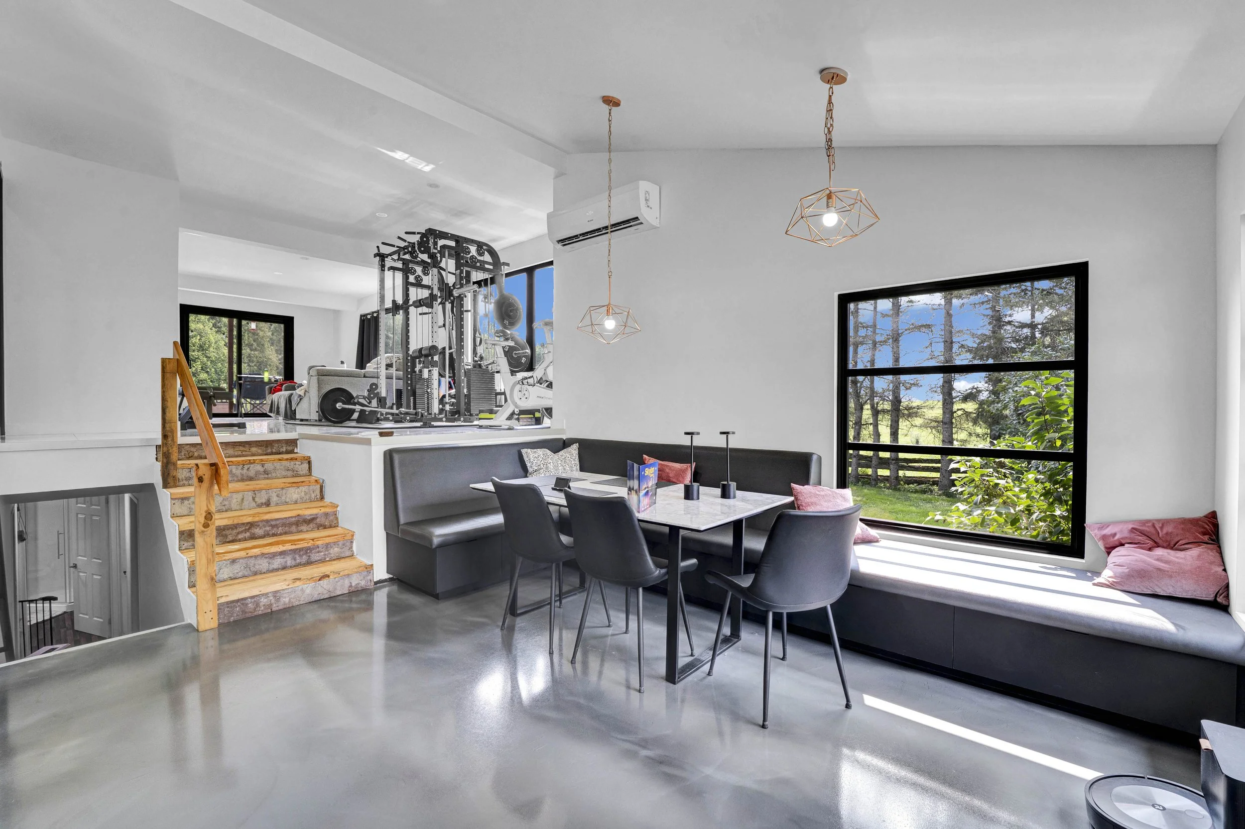 Service de photographie immobilière professionnelle à Bouchette et dans la Vallée-de-la-Gatineau. Photos HDR haute définition, prises de vue par drone et visites virtuelles pour valoriser vos propriétés et accélérer vos ventes. Réservez votre séance 