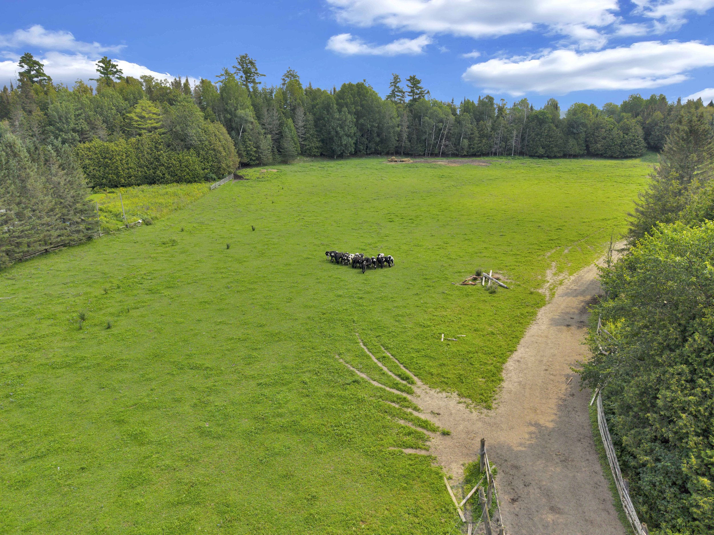 Service de photographie immobilière professionnelle à Bouchette et dans la Vallée-de-la-Gatineau. Photos HDR haute définition, prises de vue par drone et visites virtuelles pour valoriser vos propriétés et accélérer vos ventes. Réservez votre séance 