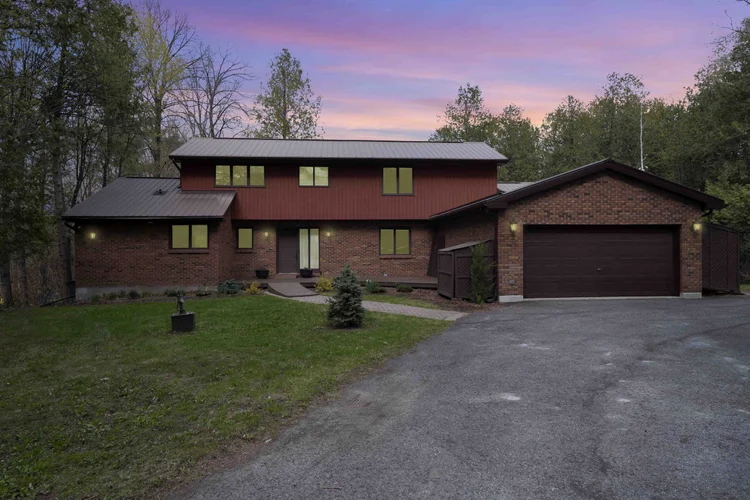 5468 Torbolton Ridge property photograph 4