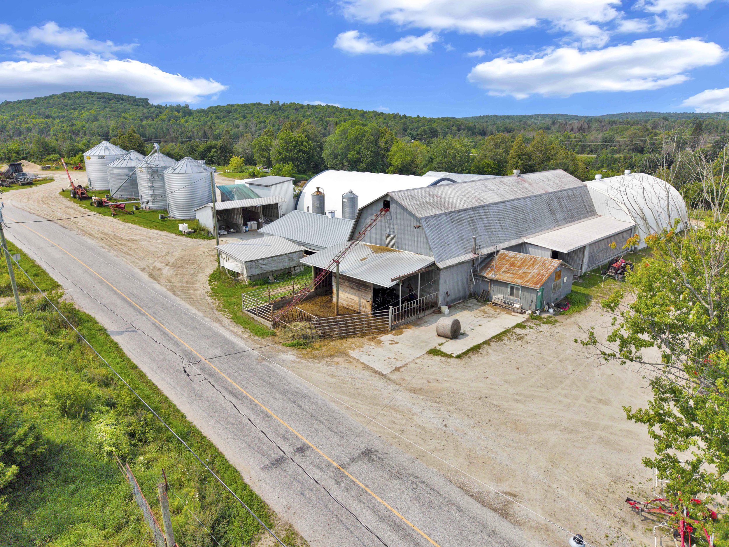 Service de photographie immobilière professionnelle à Bouchette et dans la Vallée-de-la-Gatineau. Photos HDR haute définition, prises de vue par drone et visites virtuelles pour valoriser vos propriétés et accélérer vos ventes. Réservez votre séance 