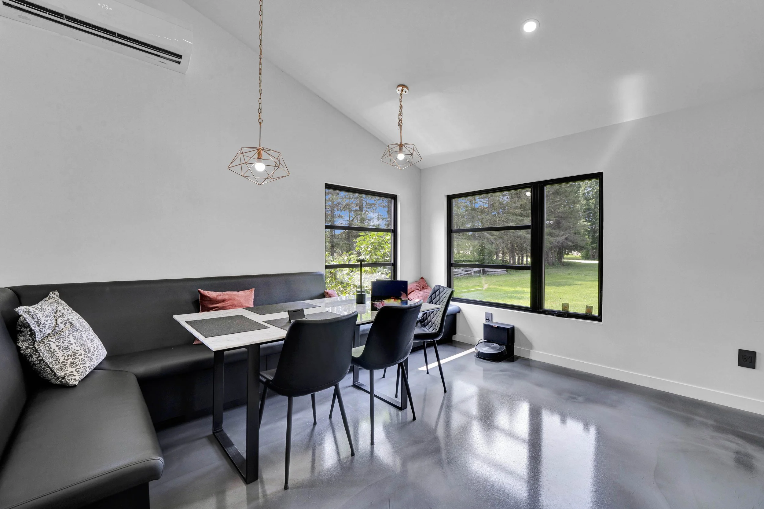 Service de photographie immobilière professionnelle à Bouchette et dans la Vallée-de-la-Gatineau. Photos HDR haute définition, prises de vue par drone et visites virtuelles pour valoriser vos propriétés et accélérer vos ventes. Réservez votre séance 