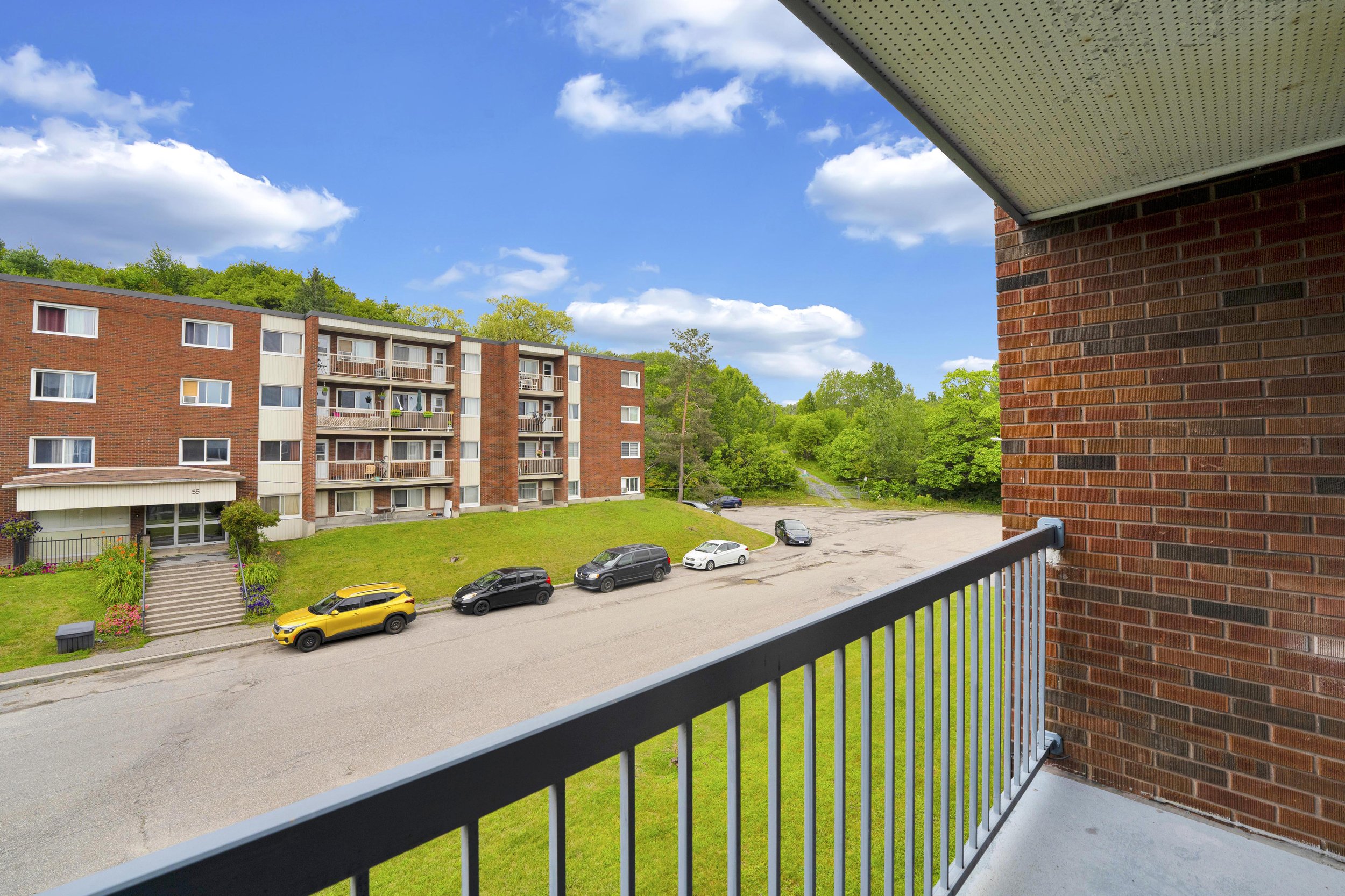 Welcome to the photography portfolio for 40, 45, and 55 Charles-Albanel, located in the Mont-Bleu area. Captured by Nvision 3D, this visual gallery highlights the interior layouts, finishes, unit spaces, and common areas of these modern multi-family 
