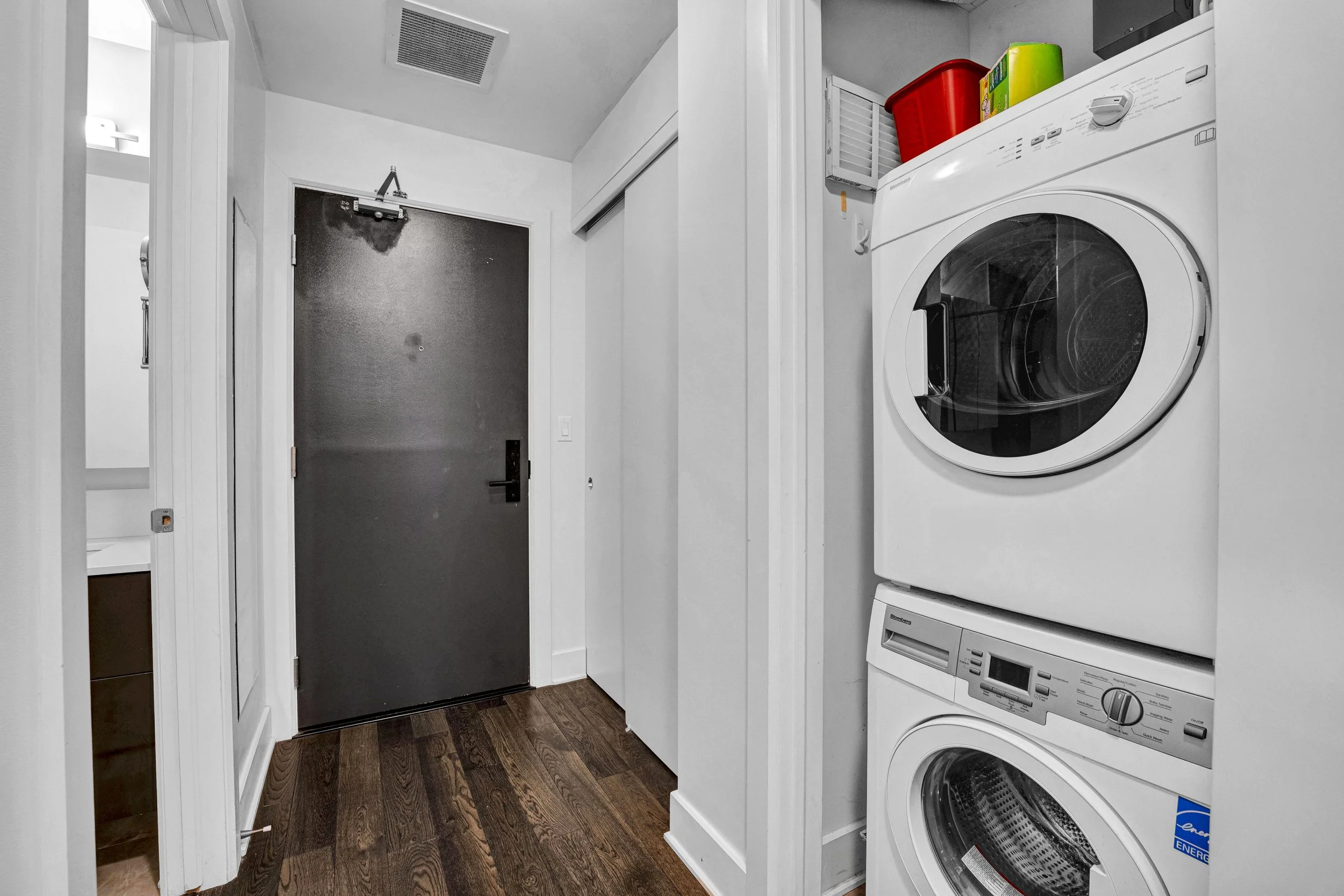 255-bay-street-unit-309-foyer-laundry