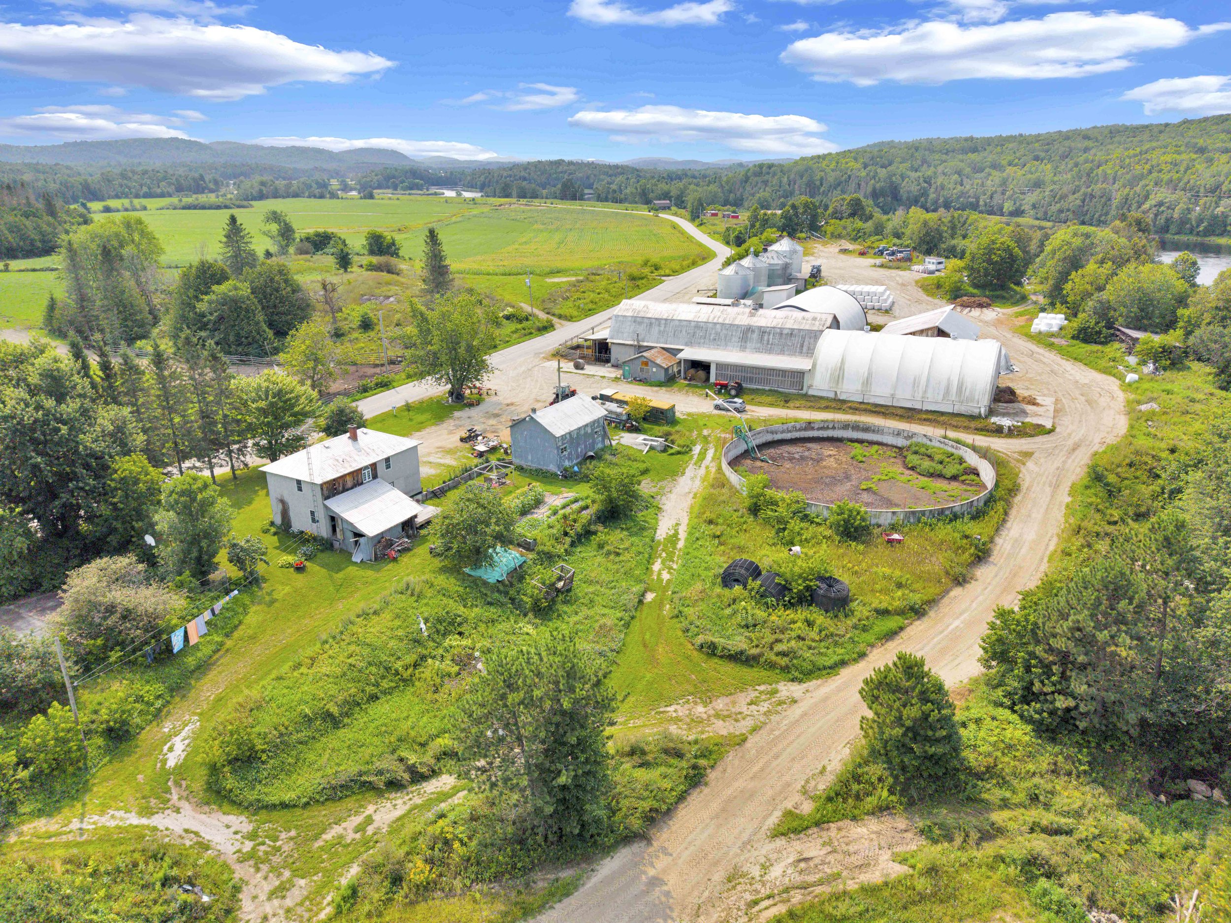 Service de photographie immobilière professionnelle à Bouchette et dans la Vallée-de-la-Gatineau. Photos HDR haute définition, prises de vue par drone et visites virtuelles pour valoriser vos propriétés et accélérer vos ventes. Réservez votre séance 