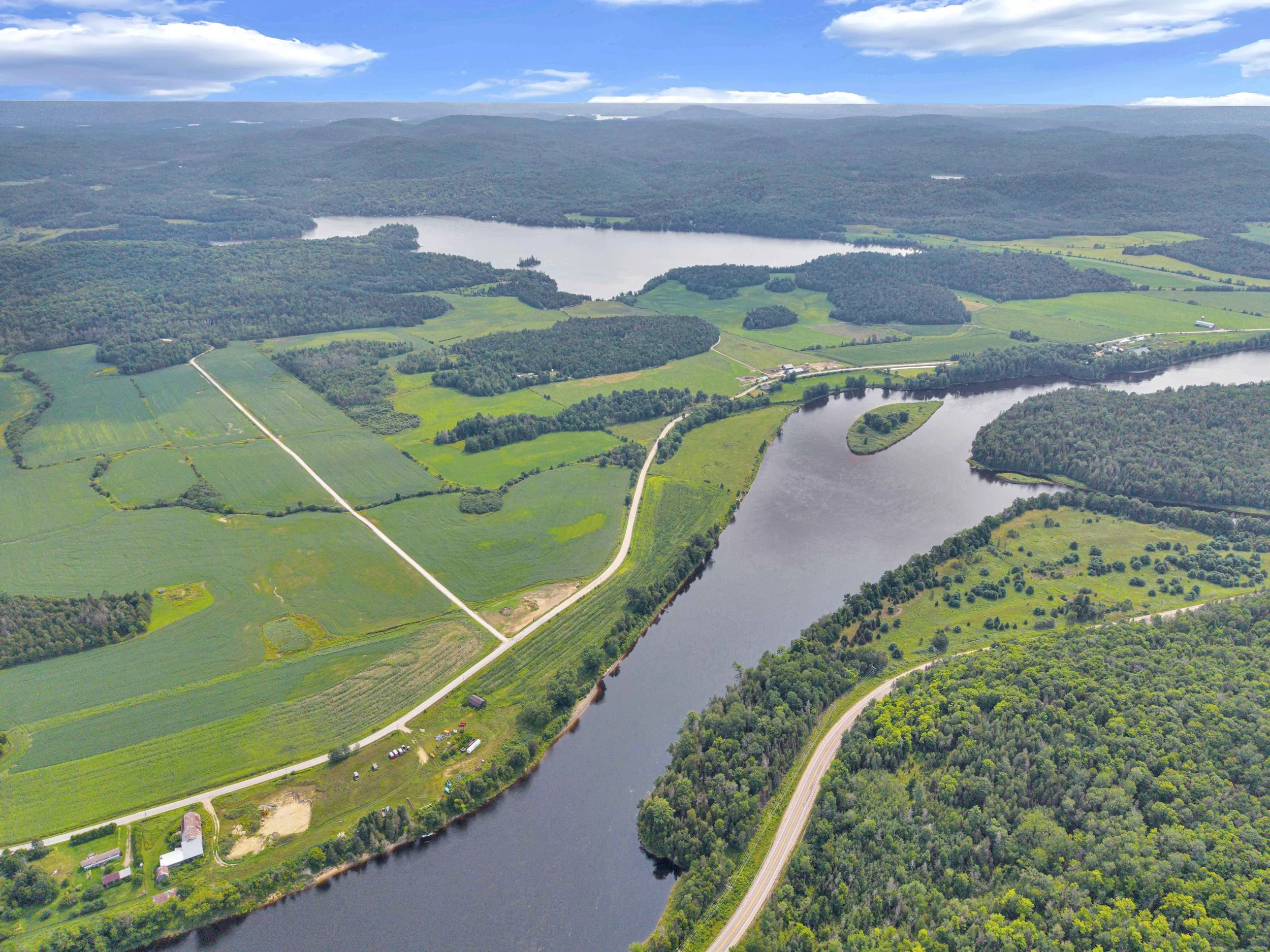 Service de photographie immobilière professionnelle à Bouchette et dans la Vallée-de-la-Gatineau. Photos HDR haute définition, prises de vue par drone et visites virtuelles pour valoriser vos propriétés et accélérer vos ventes. Réservez votre séance 