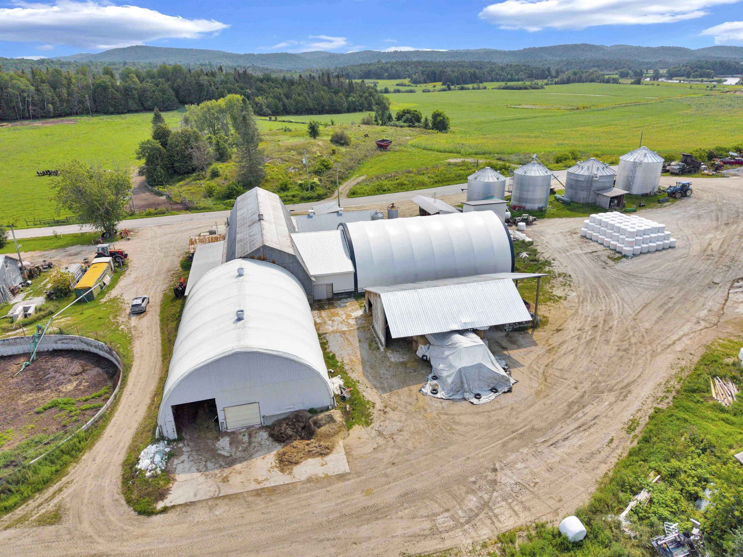 Service de photographie immobilière professionnelle à Bouchette et dans la Vallée-de-la-Gatineau. Photos HDR haute définition, prises de vue par drone et visites virtuelles pour valoriser vos propriétés et accélérer vos ventes. Réservez votre séance 