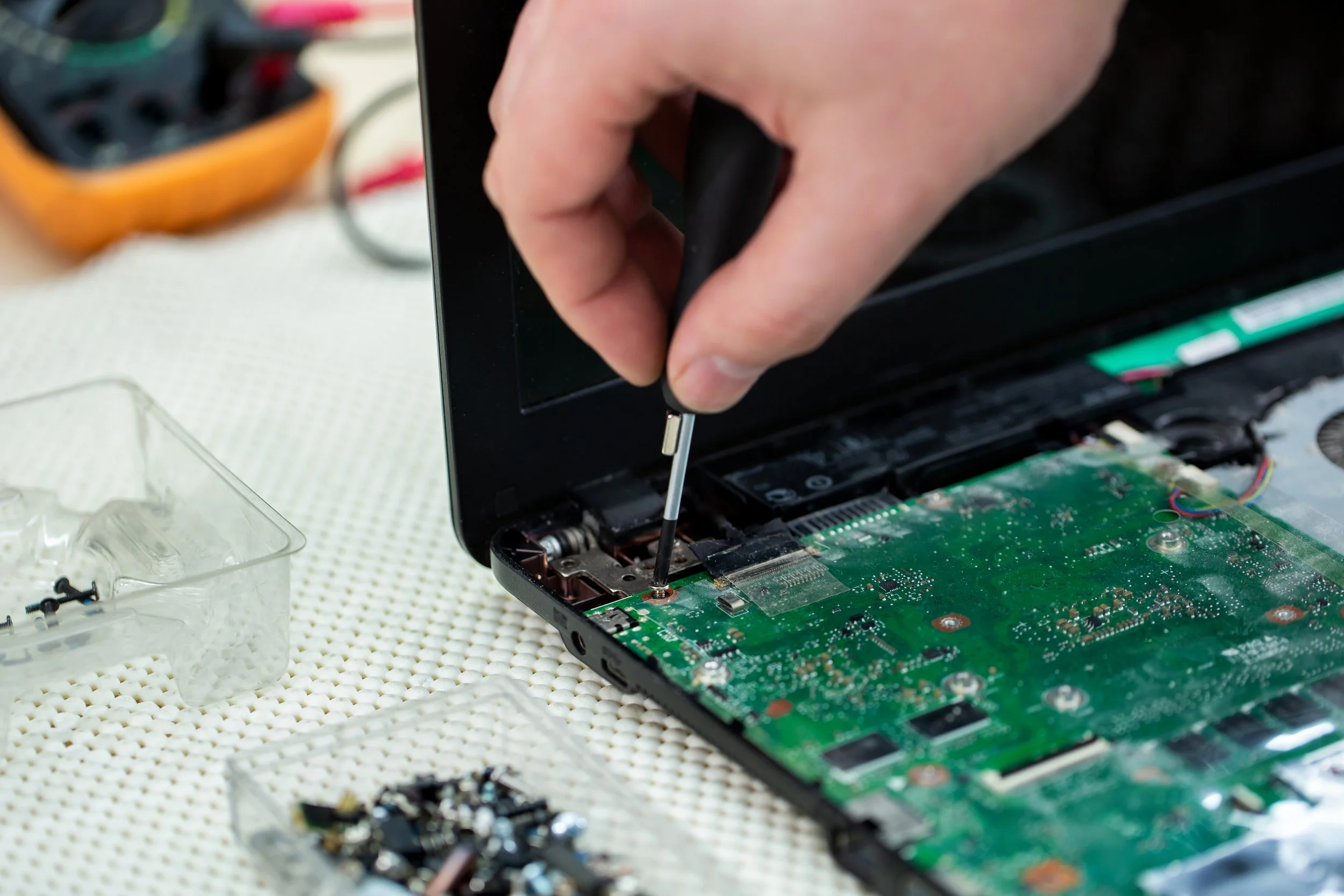service-center-for-laptop-repair-macro-of-a-screw-2025-01-10-20-39-33-utc.jpg