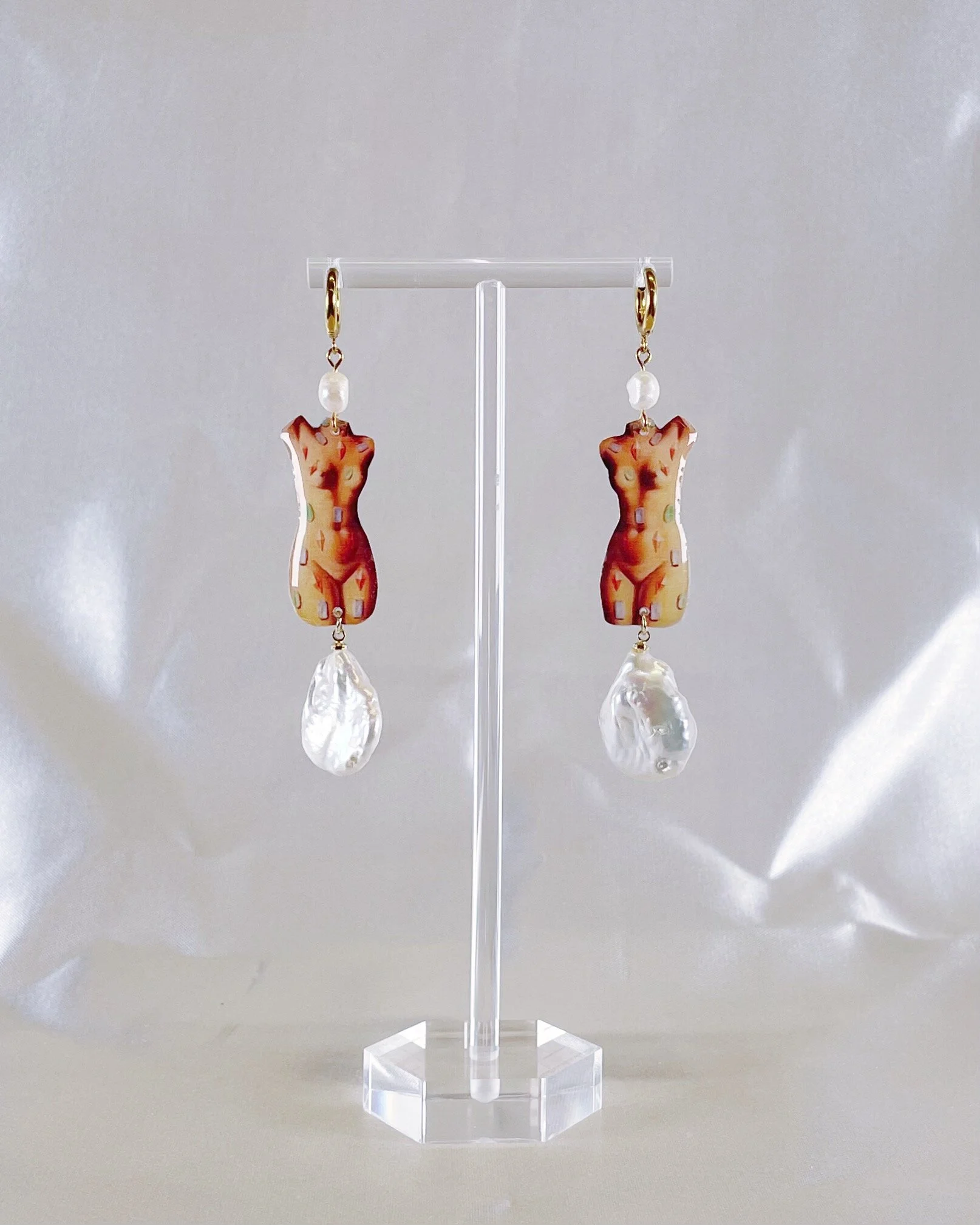 L'eau Earrings ✶ Huggie Hoops with Large Pearls