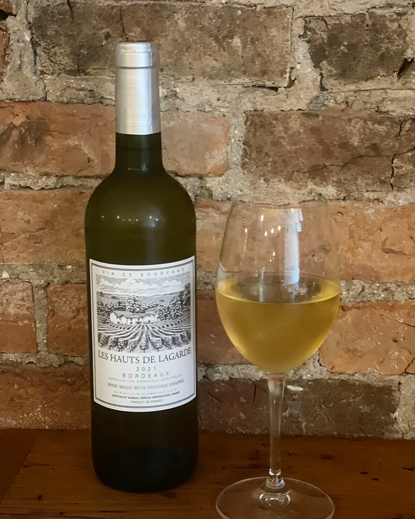 New white wine by the glass: 
Les Hauts de Lagarde  Bordeaux 2021 

Clean, crisp and freshly fruity. 🍐 

Try it with our oysters, mussels or pan seared salmon tonight. 

#winebytheglass

#winebythebottle