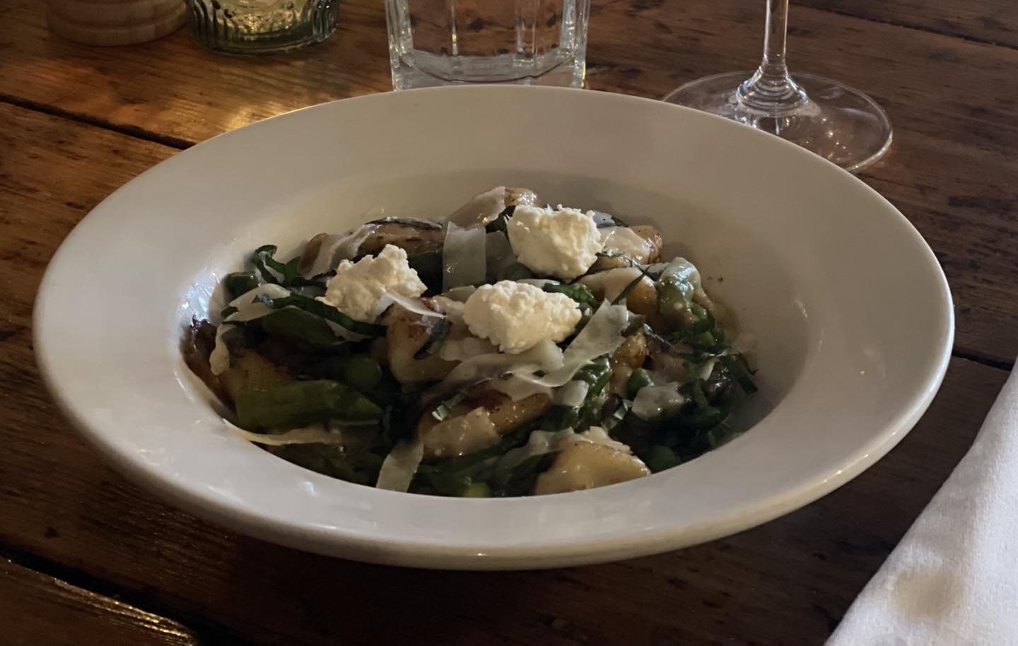 Attenzione! 
Special entree - this weekend only: 

House made ricotta gnocchi with asparagus, peas, mint and shaved parmigiana. 🍴✨

#WeekendSpecial
#RicottaGnocchi