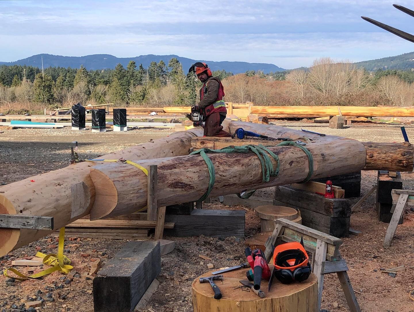 Dry fitting our trusses before we move the separate members to the building location for final assembly. 
.
.
.
.
.
#timberframe#heavytimbers#timberframestructure#roundlog#logbuilding#carpentry#engineering#architecture#timber#postandbeam#cedar#fir#in