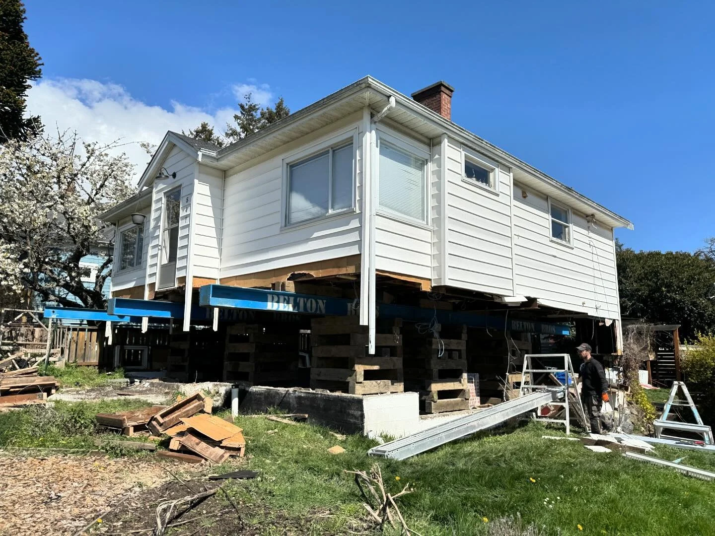 Really happy to be helping @hightideprojects.ltd with their house lift for some awesome clients! Looking forward to getting this house back on the ground. 

#houselift #carpentry #construction #victoriaconstruction #buildingyyj #engineering