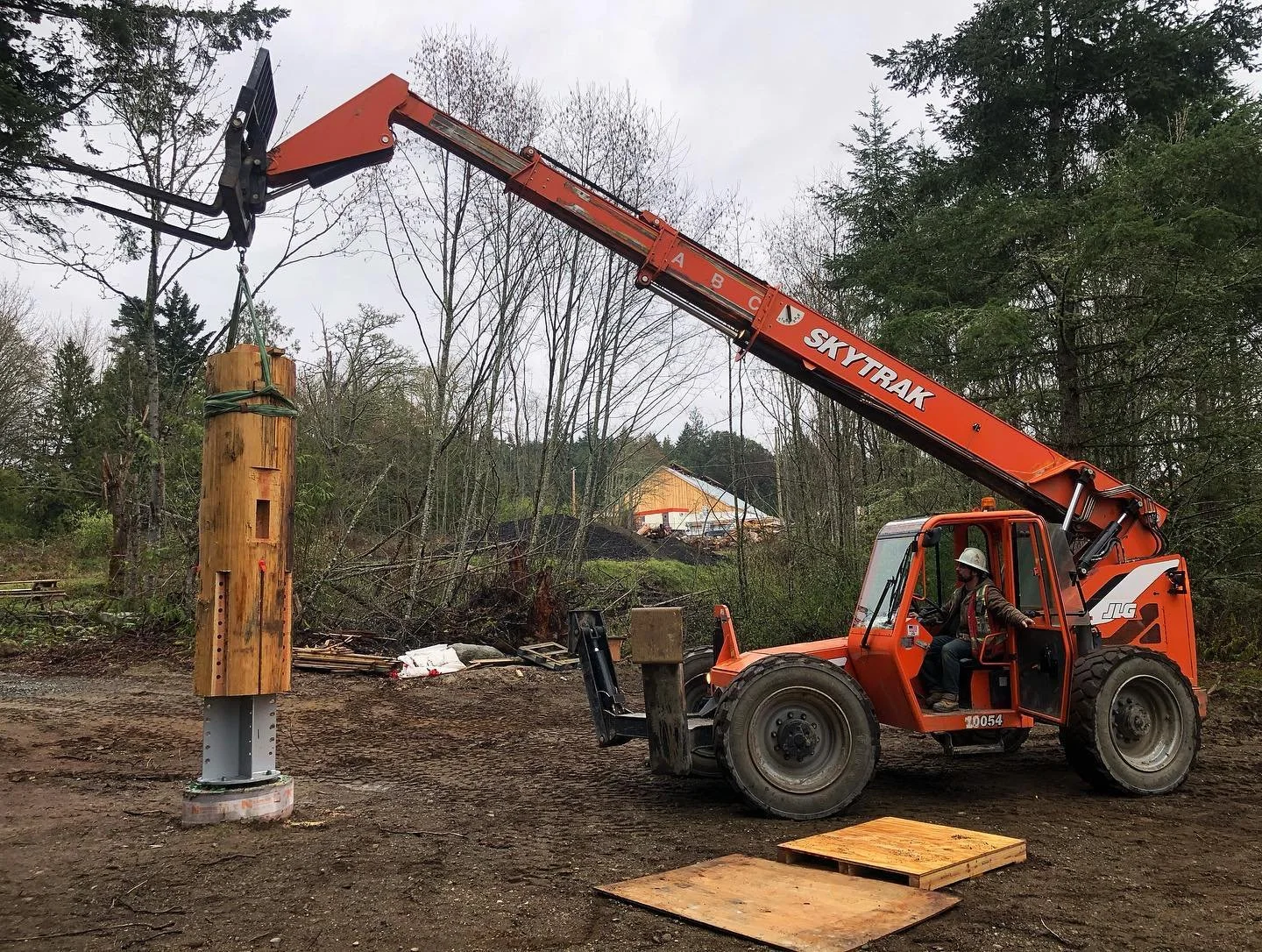 The install sequence for the little long house; start to secondary rafters. A little work yet to go, but the main structure is standing. We hope you enjoy seeing the process as much as we enjoy it. 
.
.
.
.
.
#timberframe#heavytimbers#timberframestru