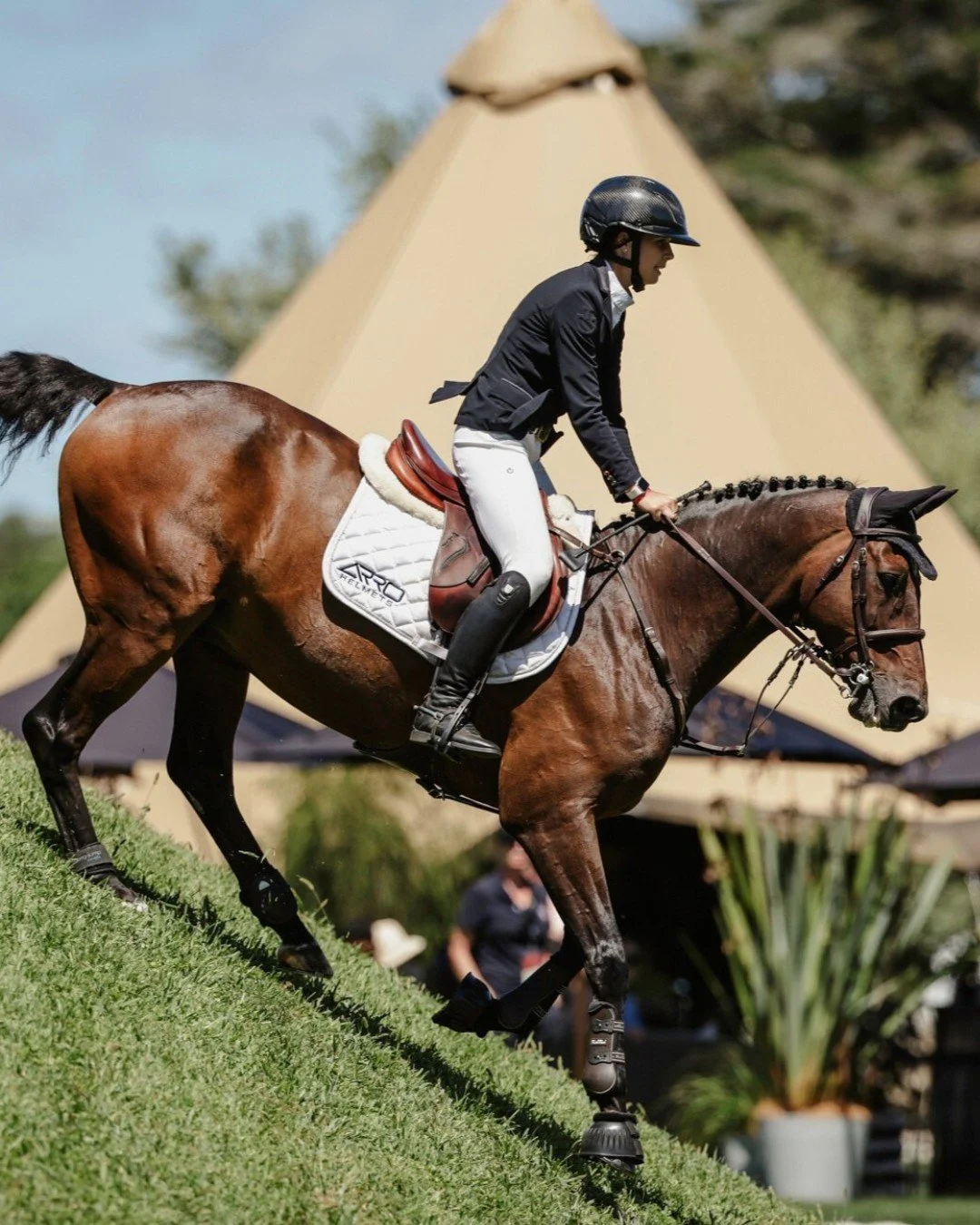 The iconic Anne Symes Derby is back for the Takapoto Classic 2026. Blending showjumping and cross-country, this crowd favourite puts horse and rider to the test in an exciting multi-discipline challenge.

📸 Photo by @cornege_media
🐴 Emily Watson (C