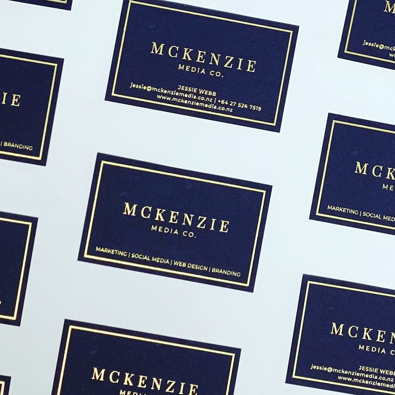 O U R new business cards to reflect our recent brand refresh. Keeping the navy from our previous branding and adding some gold foiling ✨ @fastprinting you were so easy and quick to work with! Thoughts?!...
&bull;
&bull;
&bull;
#marketing #branding #d