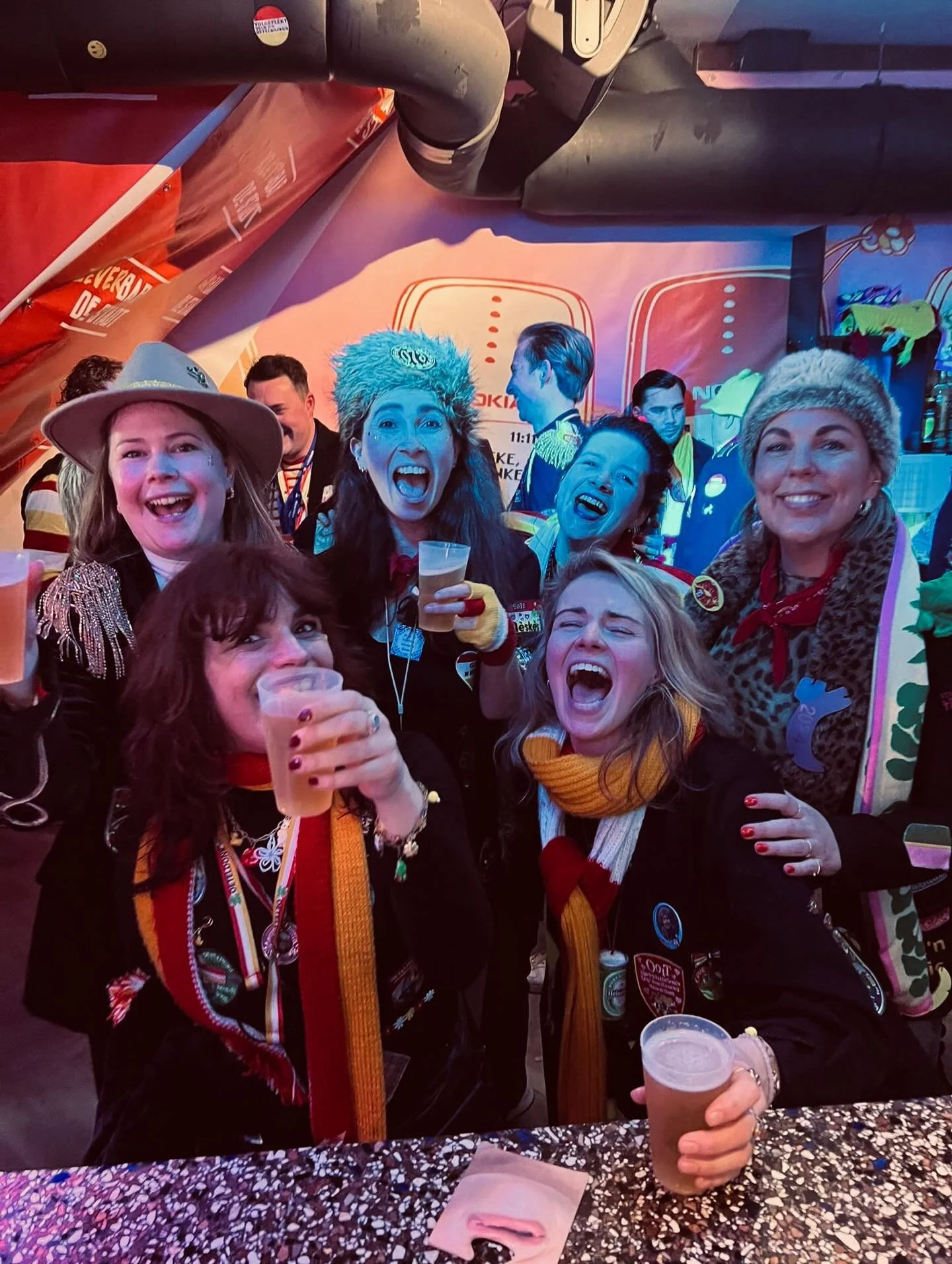 ONS NIE MAILEN! | 🔴⚪️🟡 Wij zijn vanaf st&iacute;pt 11.11 uur keihard aan het niet-werken bij onze buurtjes van @eetbardestadt. Nou ja, niet werken is &oacute;&oacute;k hard werken. Vraag ons morgen nog maar eens 😉 Maak er mooie dagen van! &hearts;