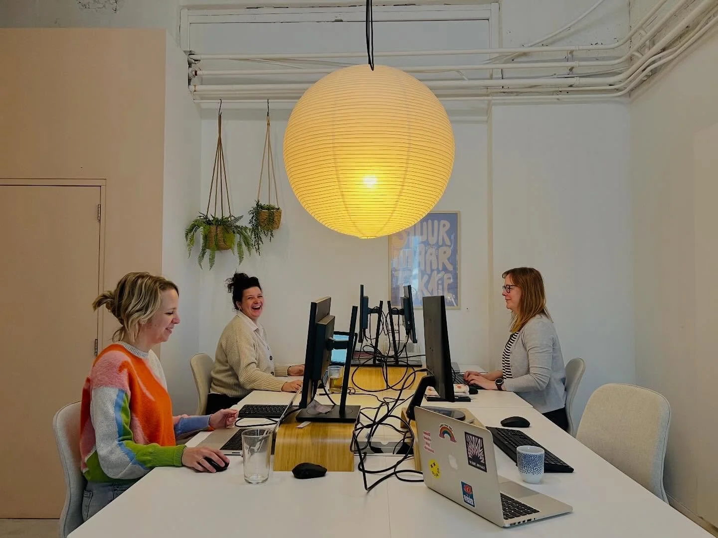 Het achterste gedeelte van buro negentig (podium voor intimi) is schermplekstation: daar hebben alle vier de bureaus een scherm, toetsenbord en muis voor maximale productiviteit. Laptop eraan en gaan!
