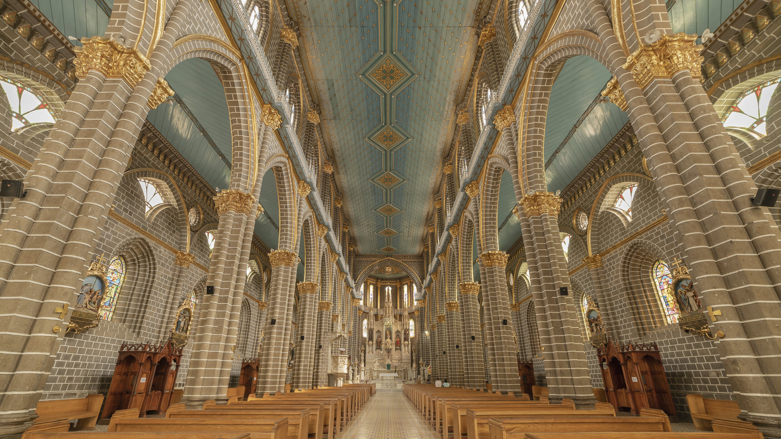 BASÍLICA INTERIOR.jpg
