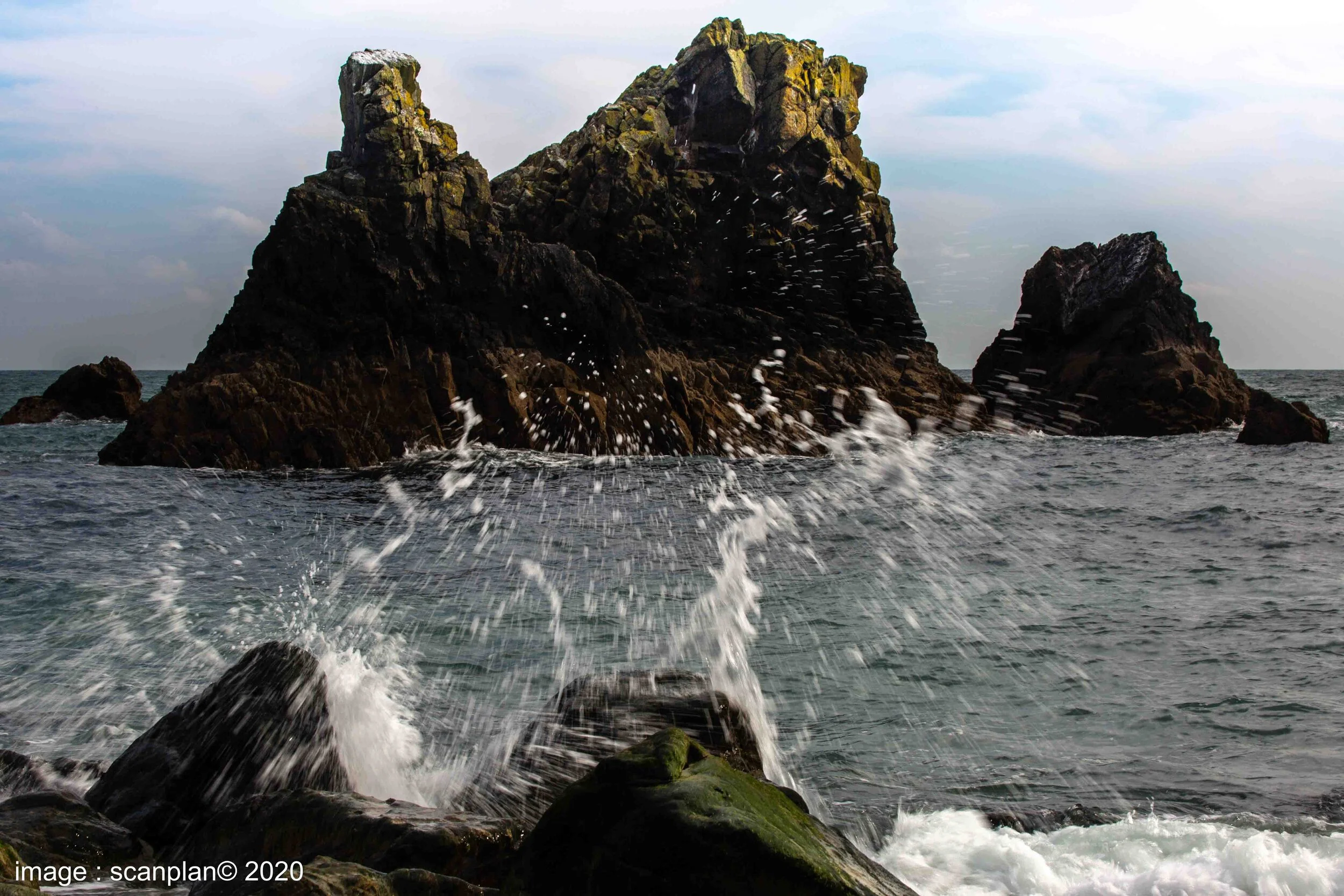 FSSTUFF HAWKS CLIFF 0421 close spray 088A5141.jpg