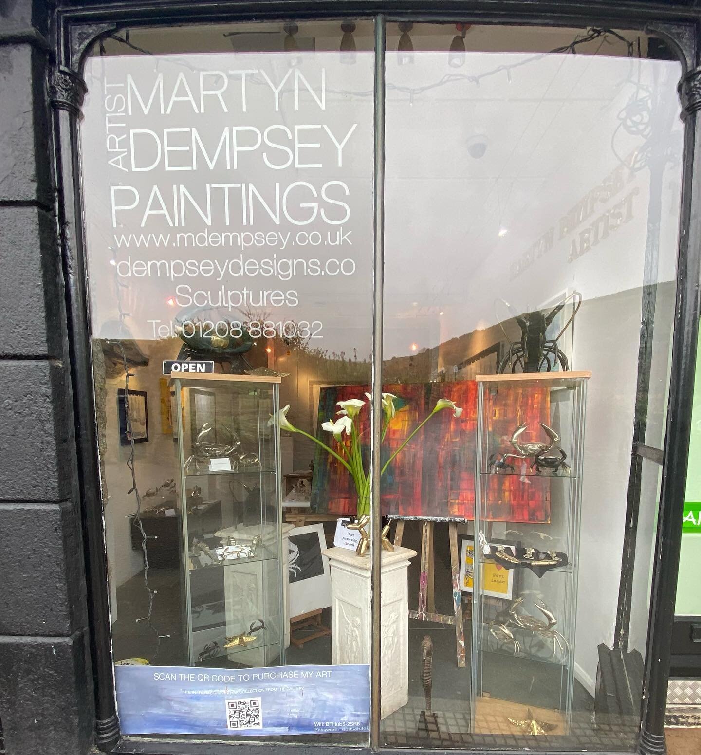 Time to come in and have a wonder at our beautiful gallery in Port Isaac. You can shop the collection using the QR code also in the window #qr #art #shopping #design #gallery #portisaac #martyn #paintings #sculptures #bronze #cornwall @martyndempseyo