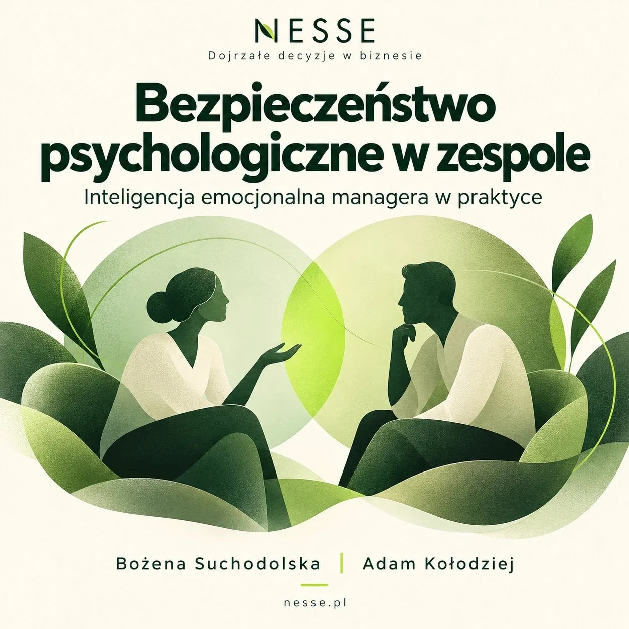 Ilustracja NESSE: kobieta i mężczyzna w rozmowie wśród zielonych liści – okładka artykułu „Bezpieczeństwo psychologiczne w zespole” (Bożena Suchodolska, Adam Kołodziej)