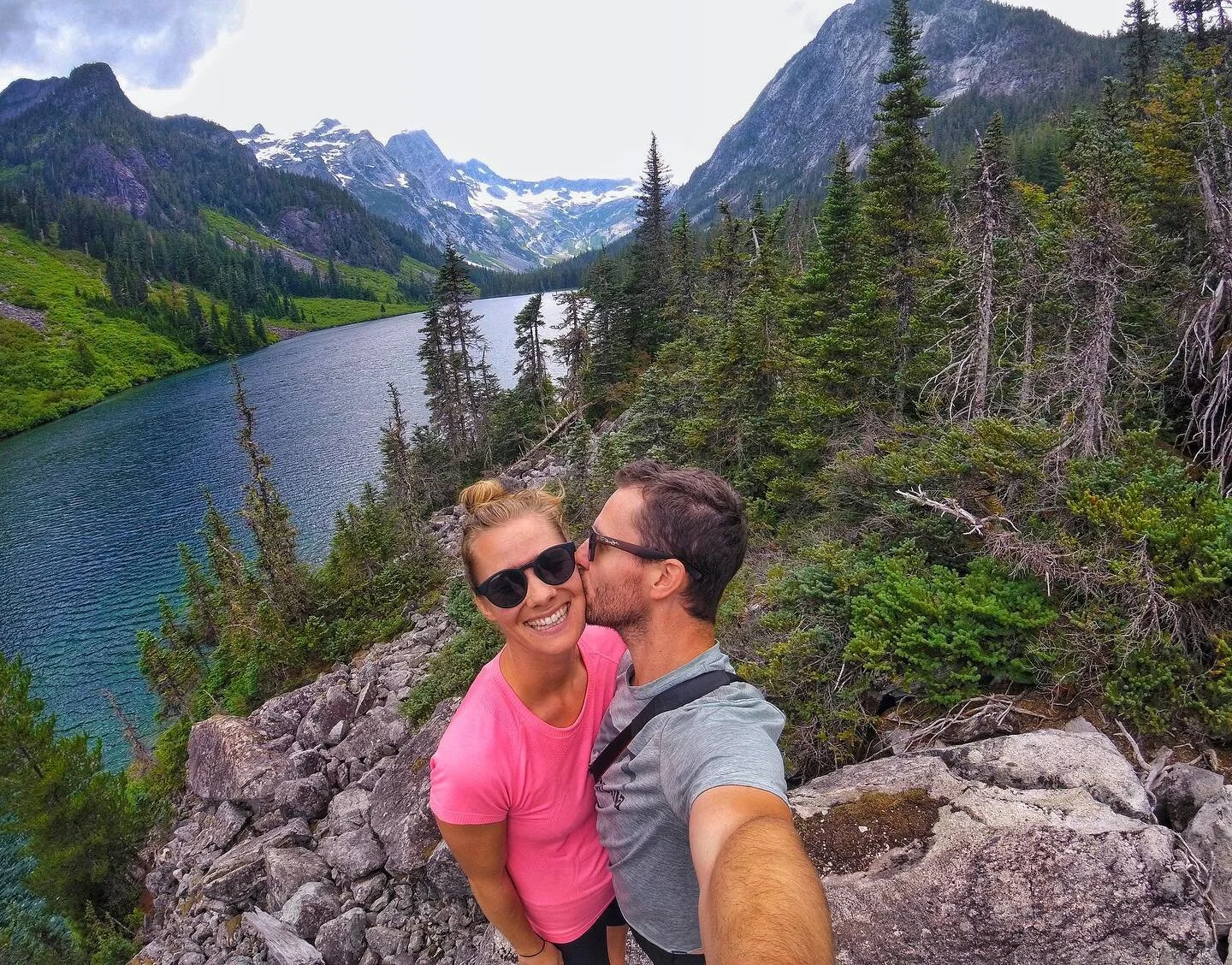 &bull;&bull;🌸IT&rsquo;S IN THE AIR🌸&bull;&bull;
.
SPRING! Spring is in the air! Can you feel it?!😉
.
Happy Saturday ❤️ Make some time for you this weekend...
.
#beafreedomjunkie #springisintheair #peoplewhohike #coupleswhohike #peoplewhoadventure 