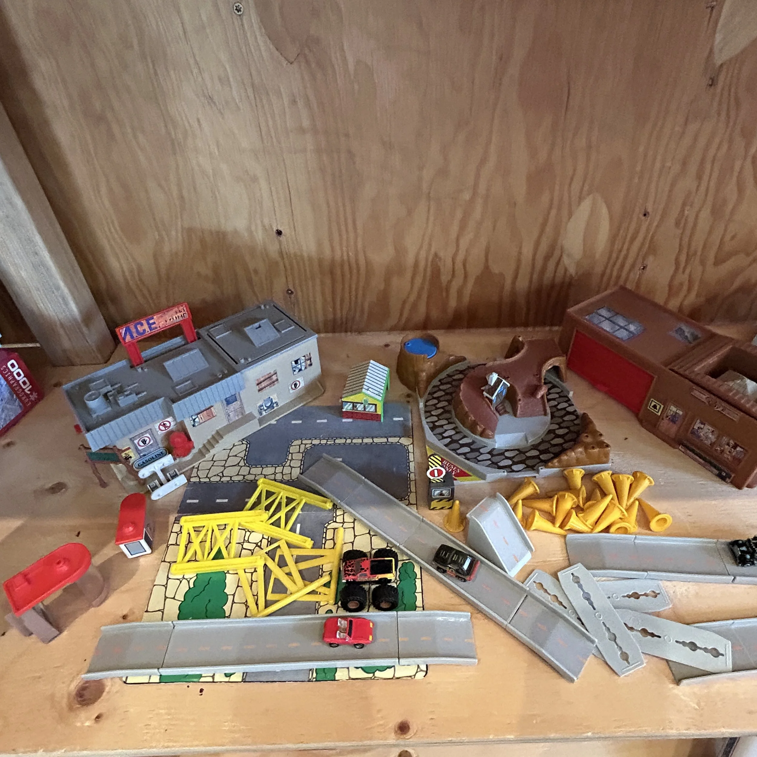 Vintage 1980s Hot Wheels Stop & Go Custom Car Center Playset