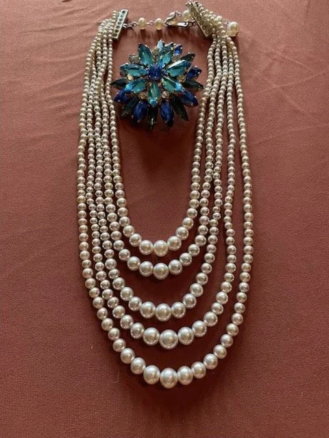 Beautiful Vintage Brooch & Faux Vintage Pearl Necklace