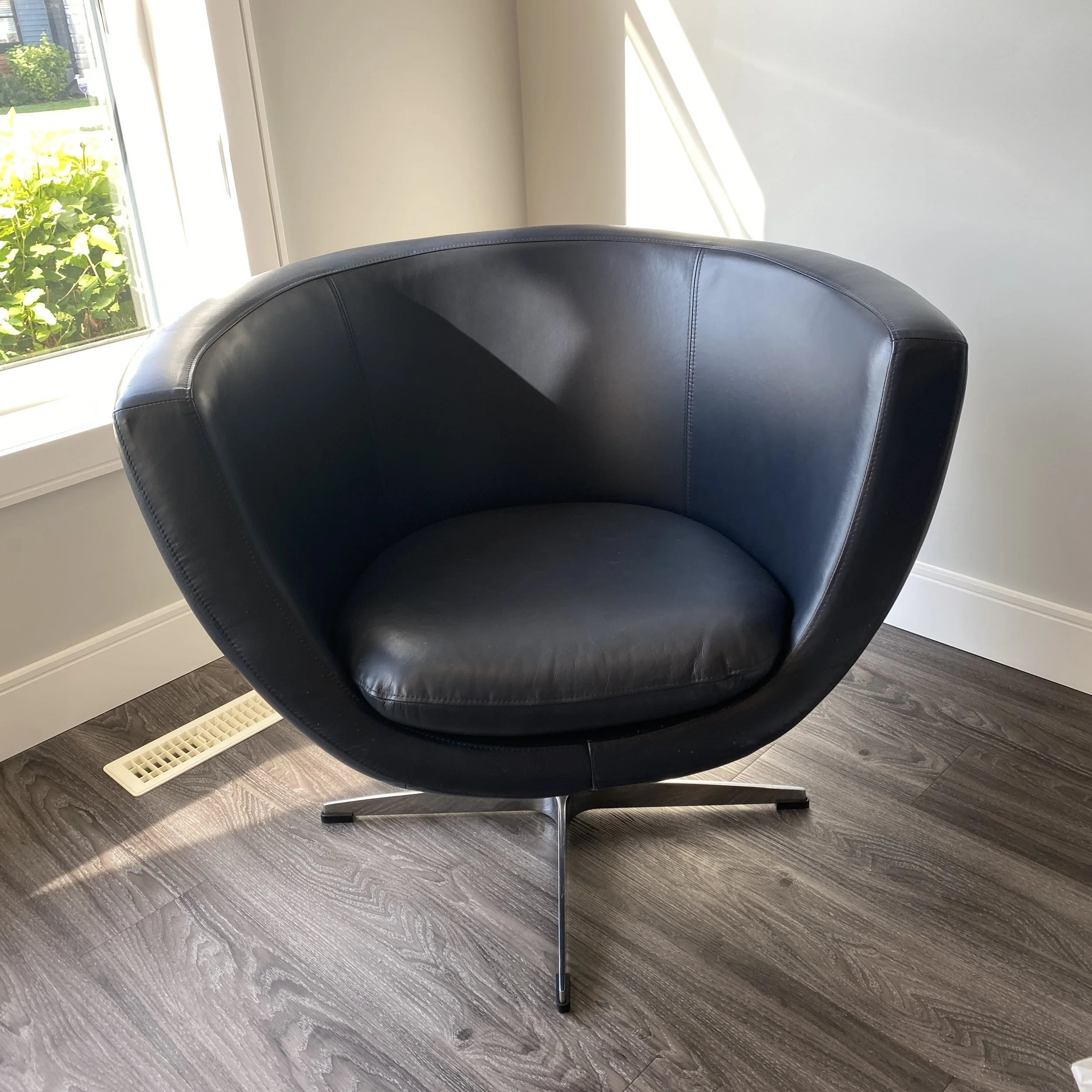 EQ3 Tub Swivel Chair